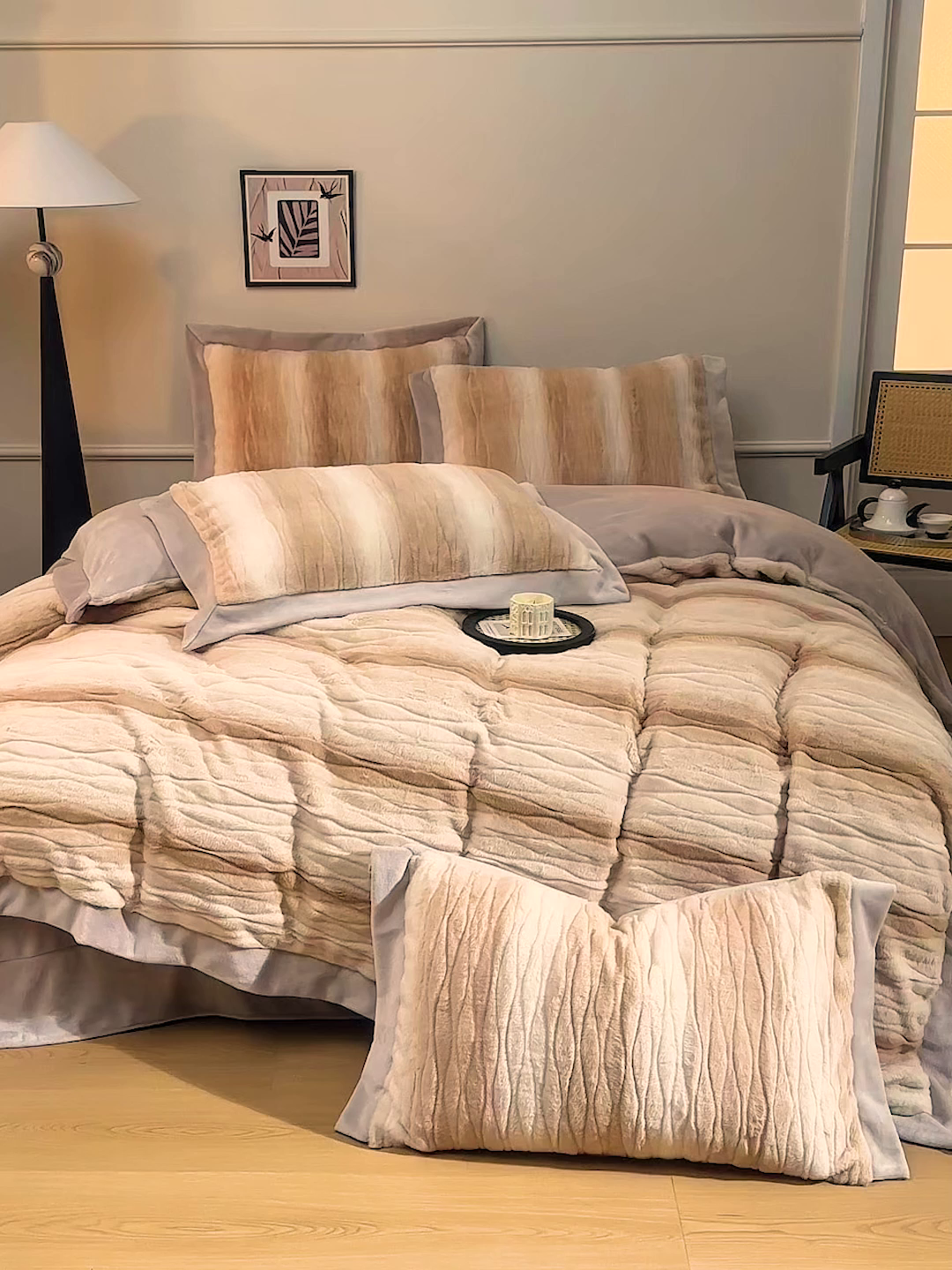 91家纺网 家纺一手货源 找家纺 苏木年华 2025新款兔毛绒双拼雕花绒四件套-卡曼 奶油黄