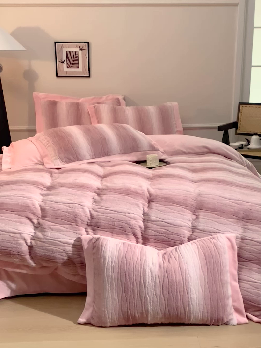 91家纺网 家纺一手货源 找家纺 苏木年华 2025新款兔毛绒双拼雕花绒四件套-卡曼 舒柔粉