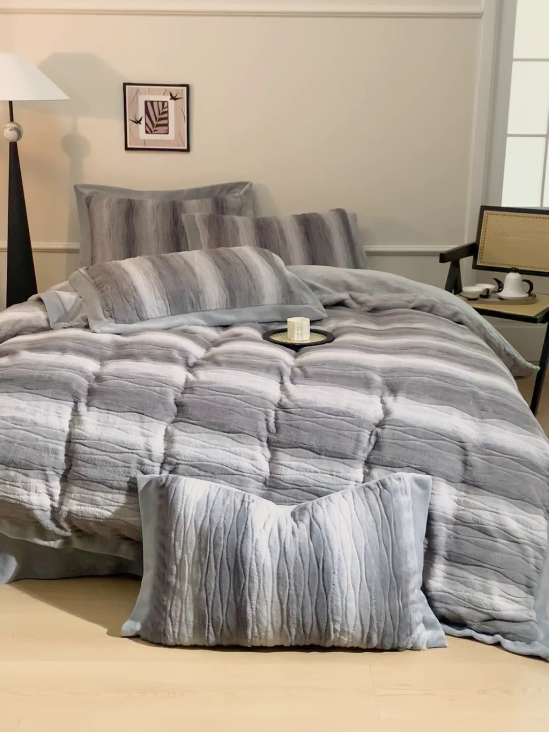 91家纺网 家纺一手货源 找家纺 苏木年华 2025新款兔毛绒双拼雕花绒四件套-卡曼 高级灰