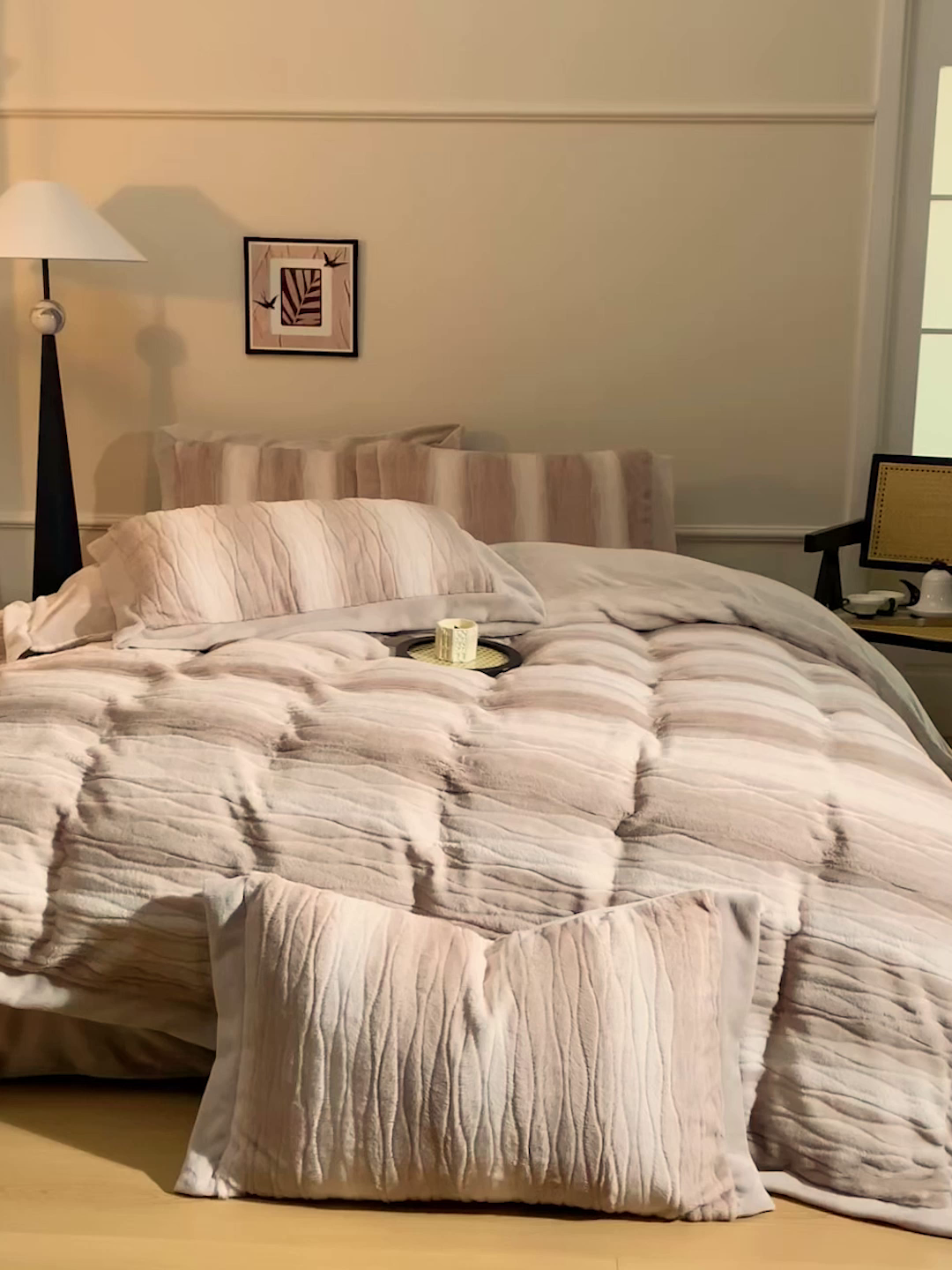 91家纺网 家纺一手货源 找家纺 苏木年华 2025新款兔毛绒双拼雕花绒四件套-卡曼 米驼色