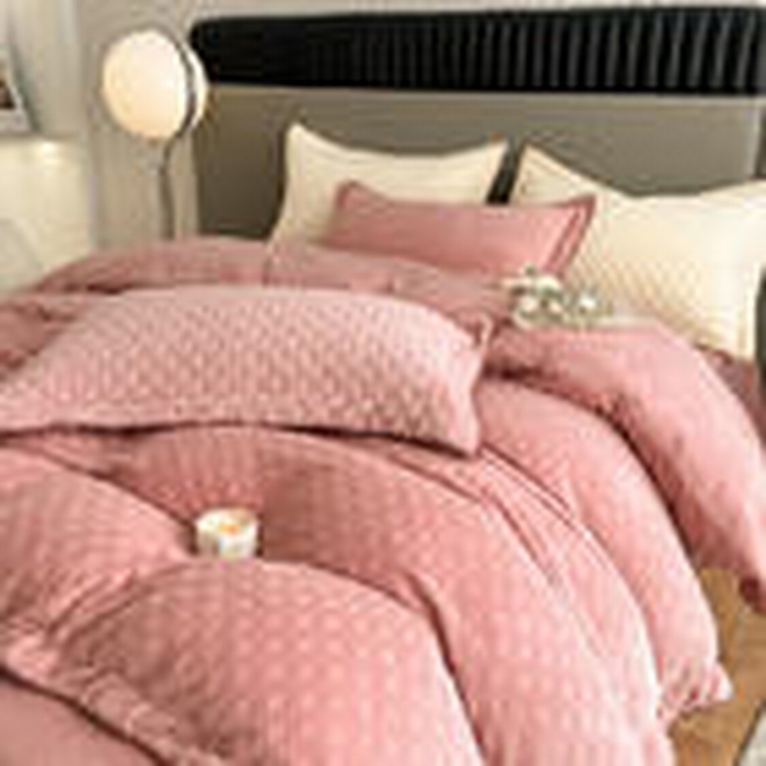 91家纺网 家纺一手货源 找家纺 （总）艾佳 2025新款华夫格高克重牛奶绒雕花三角贝壳边工艺加厚保暖四件套