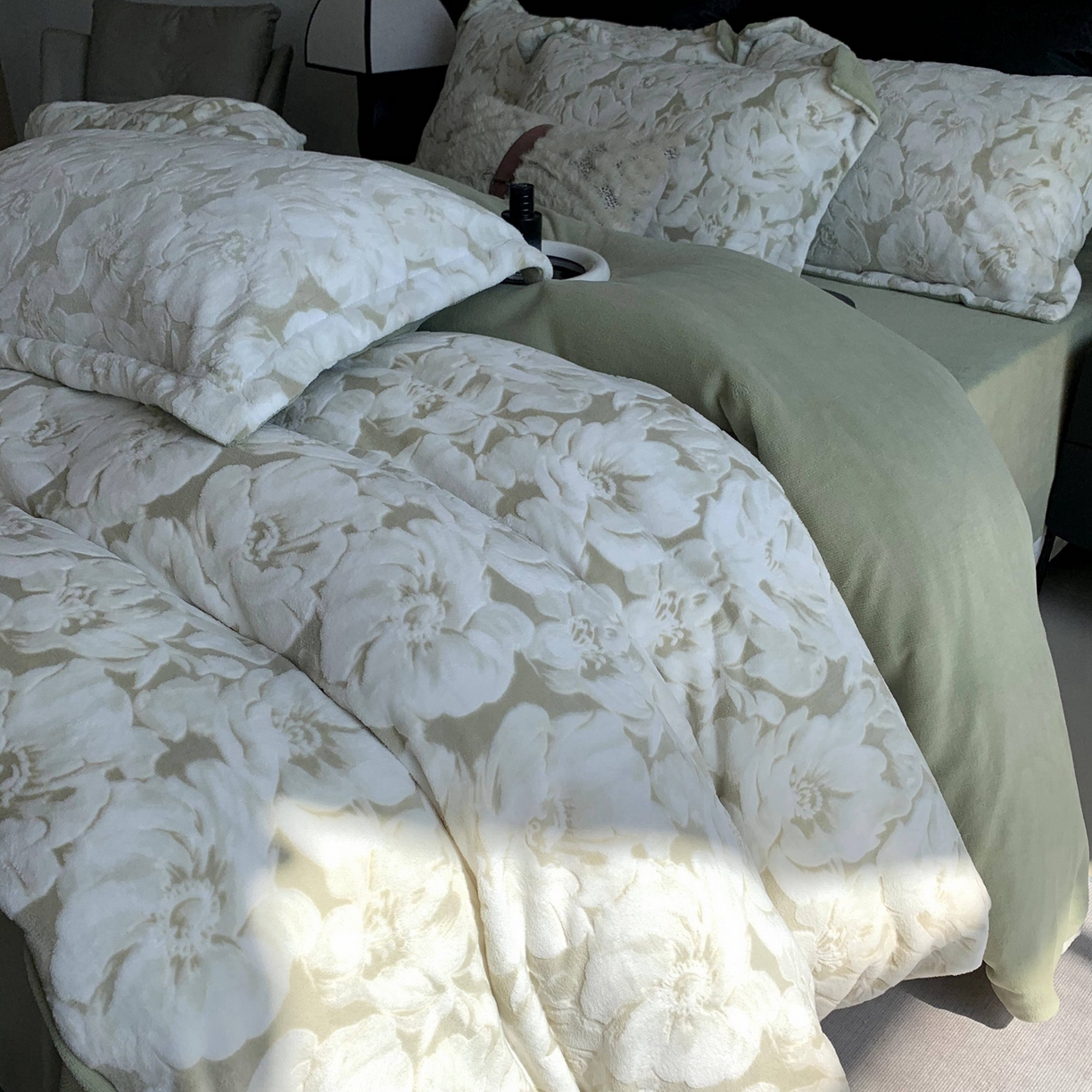 91家纺网 家纺一手货源 找家纺 （总）莱豫家纺 2025秋冬新款加厚牛奶绒韩国雕花绒不静电不掉毛