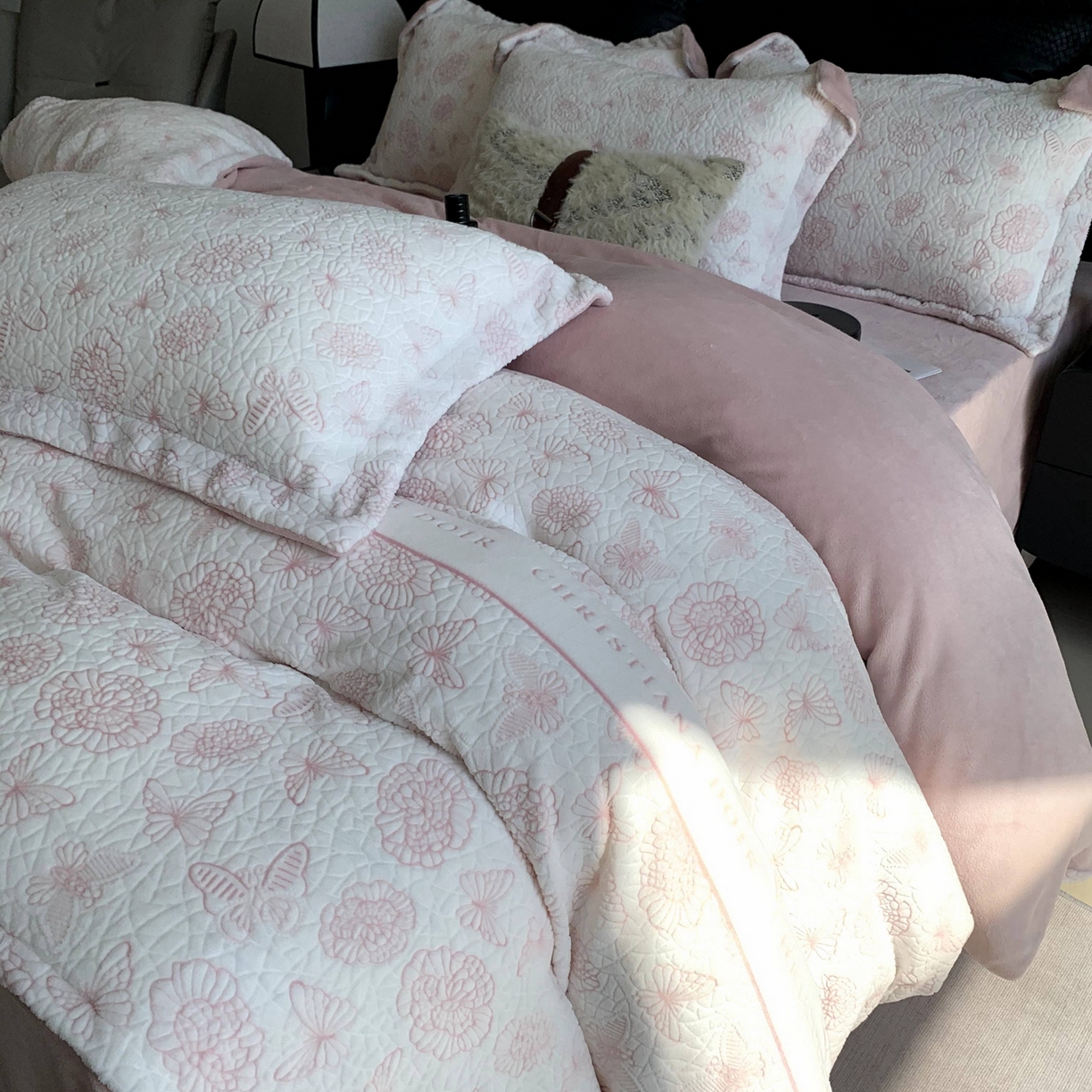 91家纺网 家纺一手货源 找家纺 （总）莱豫家纺 2025秋冬新款加厚牛奶绒韩国雕花绒不静电不掉毛