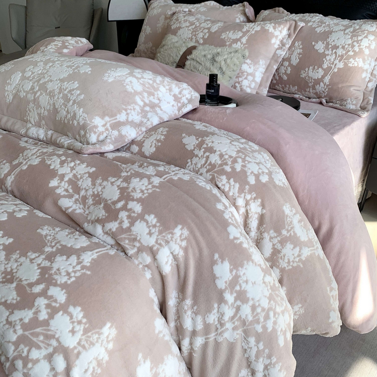 91家纺网 家纺一手货源 找家纺 （总）莱豫家纺 2025秋冬新款加厚牛奶绒韩国雕花绒不静电不掉毛