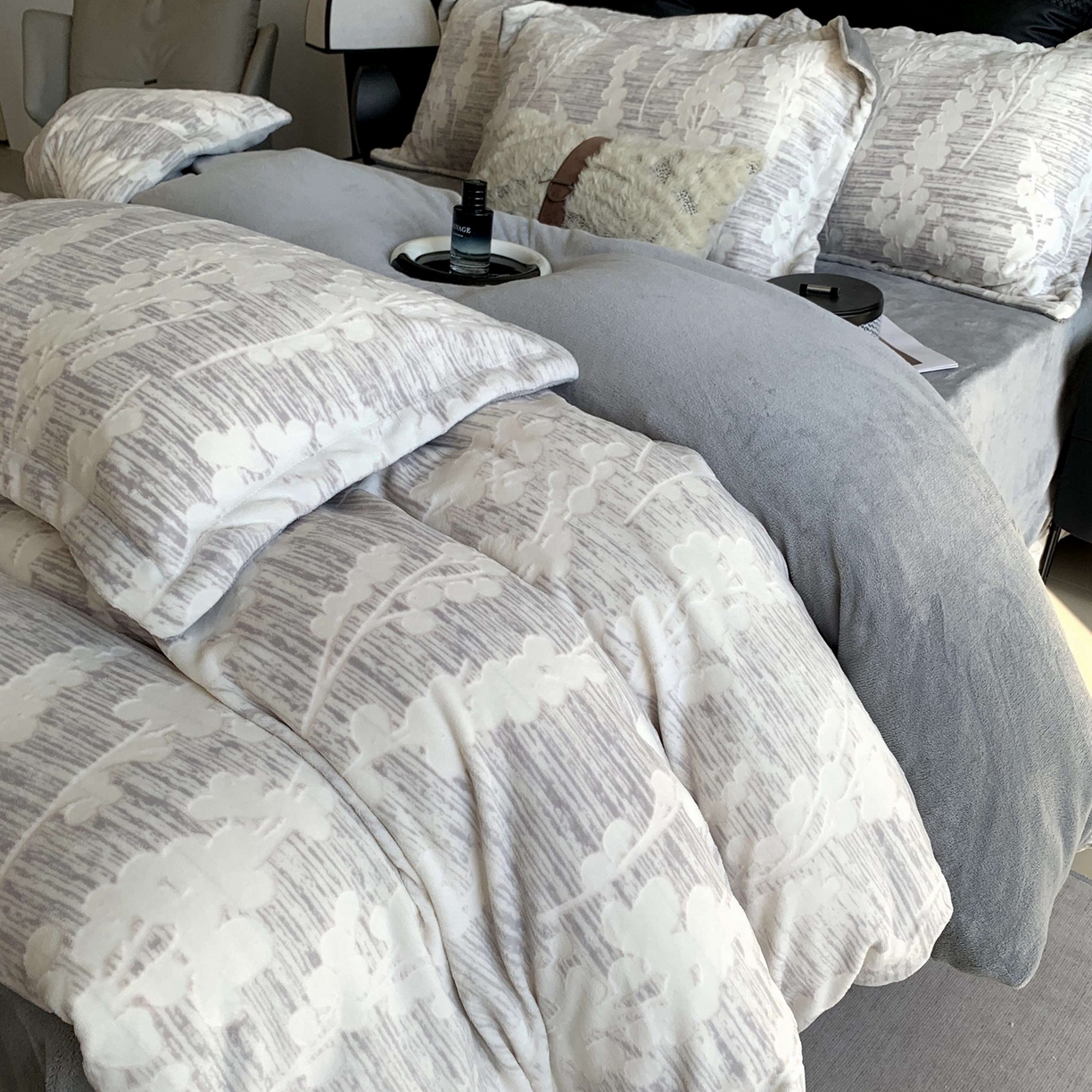 91家纺网 家纺一手货源 找家纺 （总）莱豫家纺 2025秋冬新款加厚牛奶绒韩国雕花绒不静电不掉毛