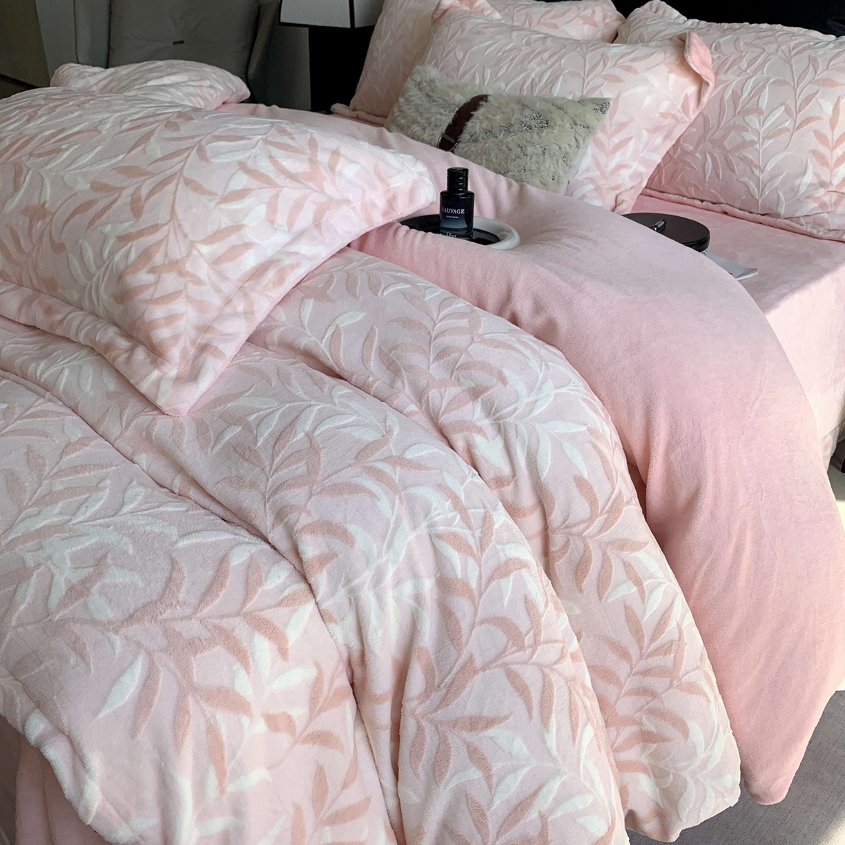 91家纺网 家纺一手货源 找家纺 （总）莱豫家纺 2025秋冬新款加厚牛奶绒韩国雕花绒不静电不掉毛