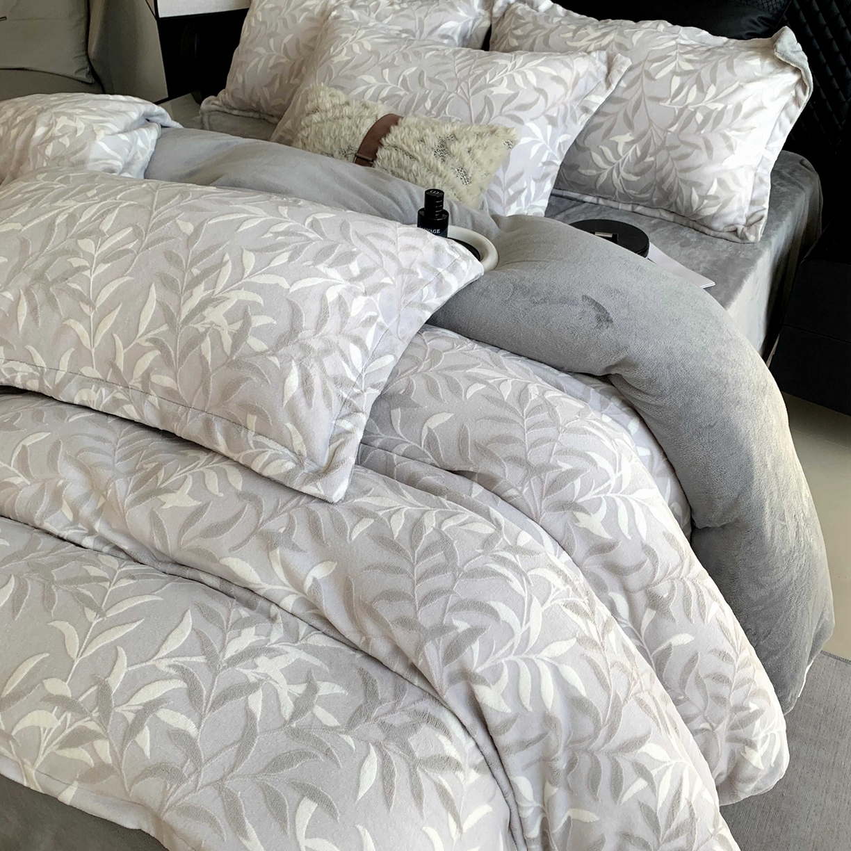 91家纺网 家纺一手货源 找家纺 （总）莱豫家纺 2025秋冬新款加厚牛奶绒韩国雕花绒不静电不掉毛