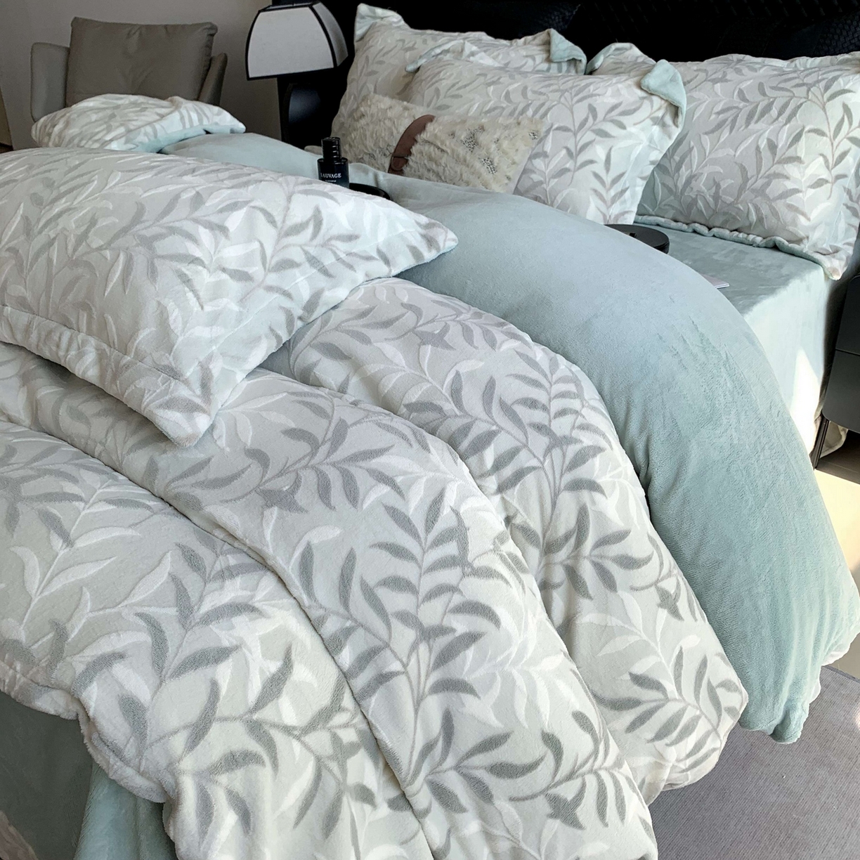 91家纺网 家纺一手货源 找家纺 （总）莱豫家纺 2025秋冬新款加厚牛奶绒韩国雕花绒不静电不掉毛