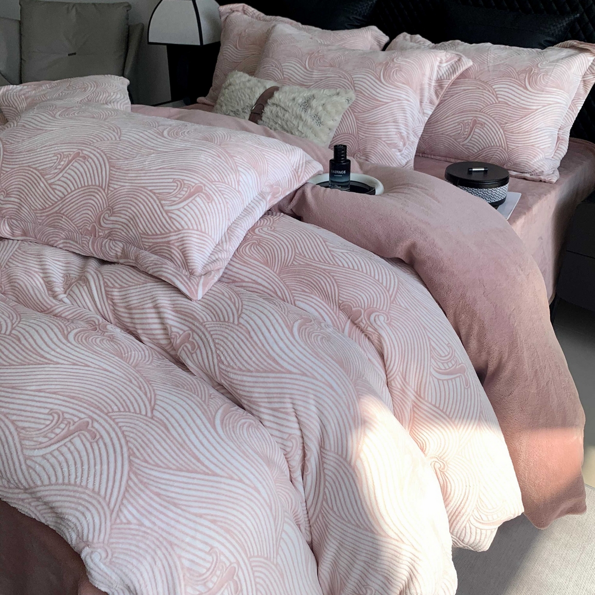 91家纺网 家纺一手货源 找家纺 （总）莱豫家纺 2025秋冬新款加厚牛奶绒韩国雕花绒不静电不掉毛