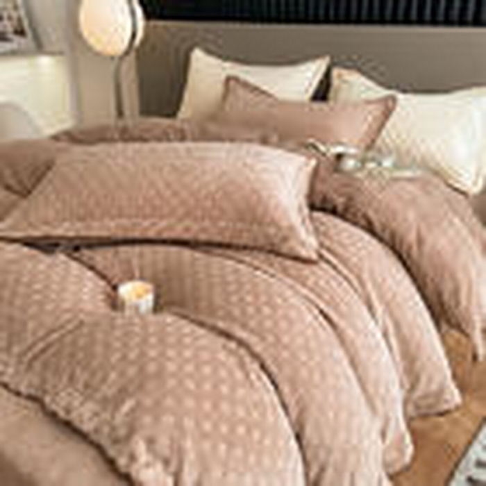 91家纺网 家纺一手货源 找家纺 艾佳 2025新款华夫格高克重牛奶绒雕花三角贝壳边工艺加厚保暖四件套 华夫格奶茶咖