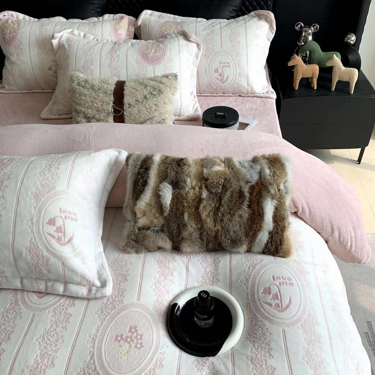 91家纺网 家纺一手货源 找家纺 莱豫家纺 2025秋冬新款加厚牛奶绒韩国雕花绒不静电不掉毛 艾美瑞粉