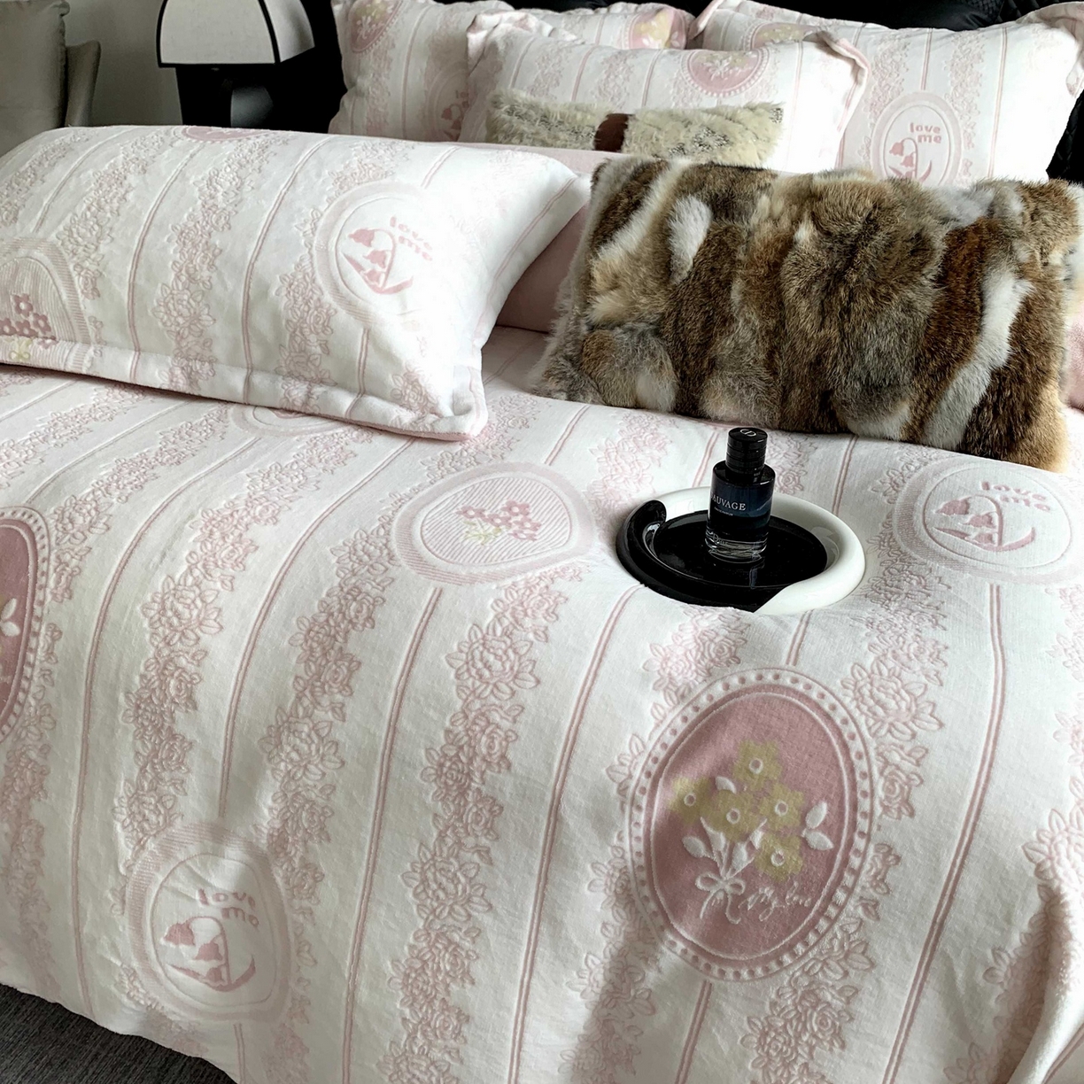 91家纺网 家纺一手货源 找家纺 莱豫家纺 2025秋冬新款加厚牛奶绒韩国雕花绒不静电不掉毛 艾美瑞粉