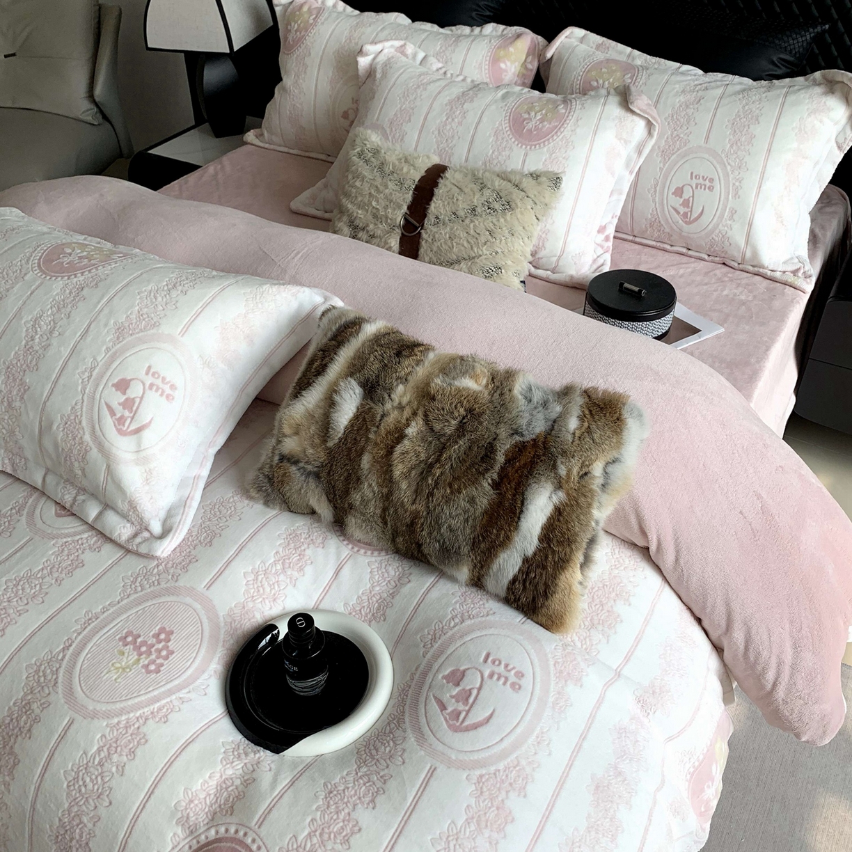 91家纺网 家纺一手货源 找家纺 莱豫家纺 2025秋冬新款加厚牛奶绒韩国雕花绒不静电不掉毛 艾美瑞粉