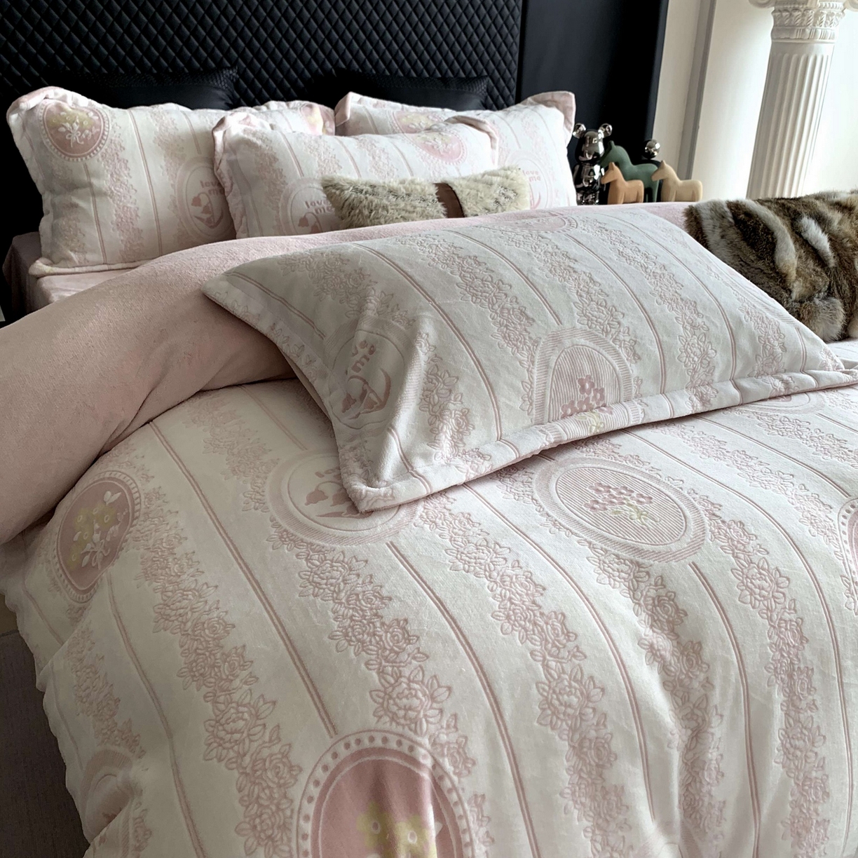 91家纺网 家纺一手货源 找家纺 莱豫家纺 2025秋冬新款加厚牛奶绒韩国雕花绒不静电不掉毛 艾美瑞粉