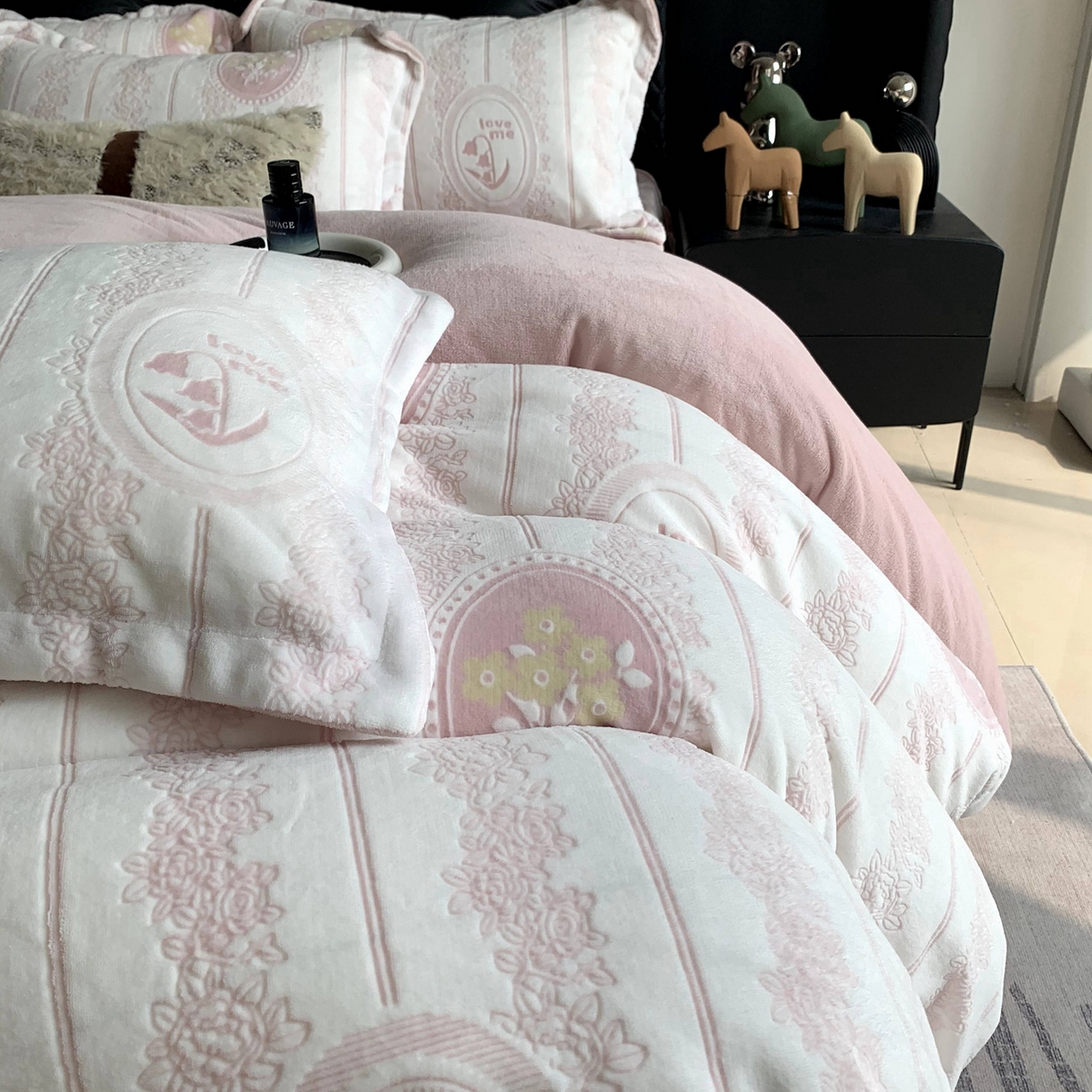 91家纺网 家纺一手货源 找家纺 莱豫家纺 2025秋冬新款加厚牛奶绒韩国雕花绒不静电不掉毛 艾美瑞粉