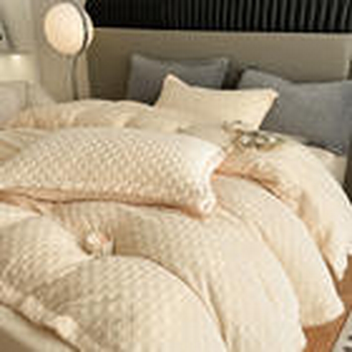 91家纺网 家纺一手货源 找家纺 艾佳 2025新款华夫格高克重牛奶绒雕花三角贝壳边工艺加厚保暖四件套 华夫格白