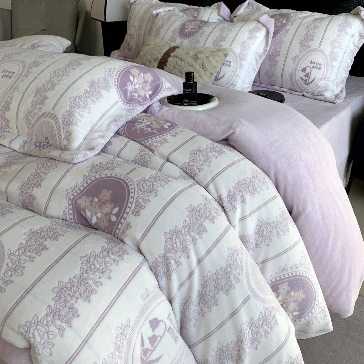 莱豫家纺 2025秋冬新款加厚牛奶绒韩国雕花绒不静电不掉毛 艾美瑞紫