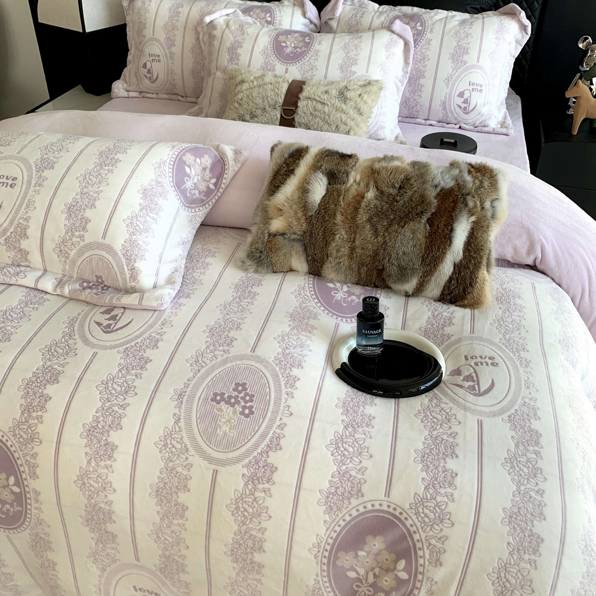 91家纺网 家纺一手货源 找家纺 莱豫家纺 2025秋冬新款加厚牛奶绒韩国雕花绒不静电不掉毛 艾美瑞紫