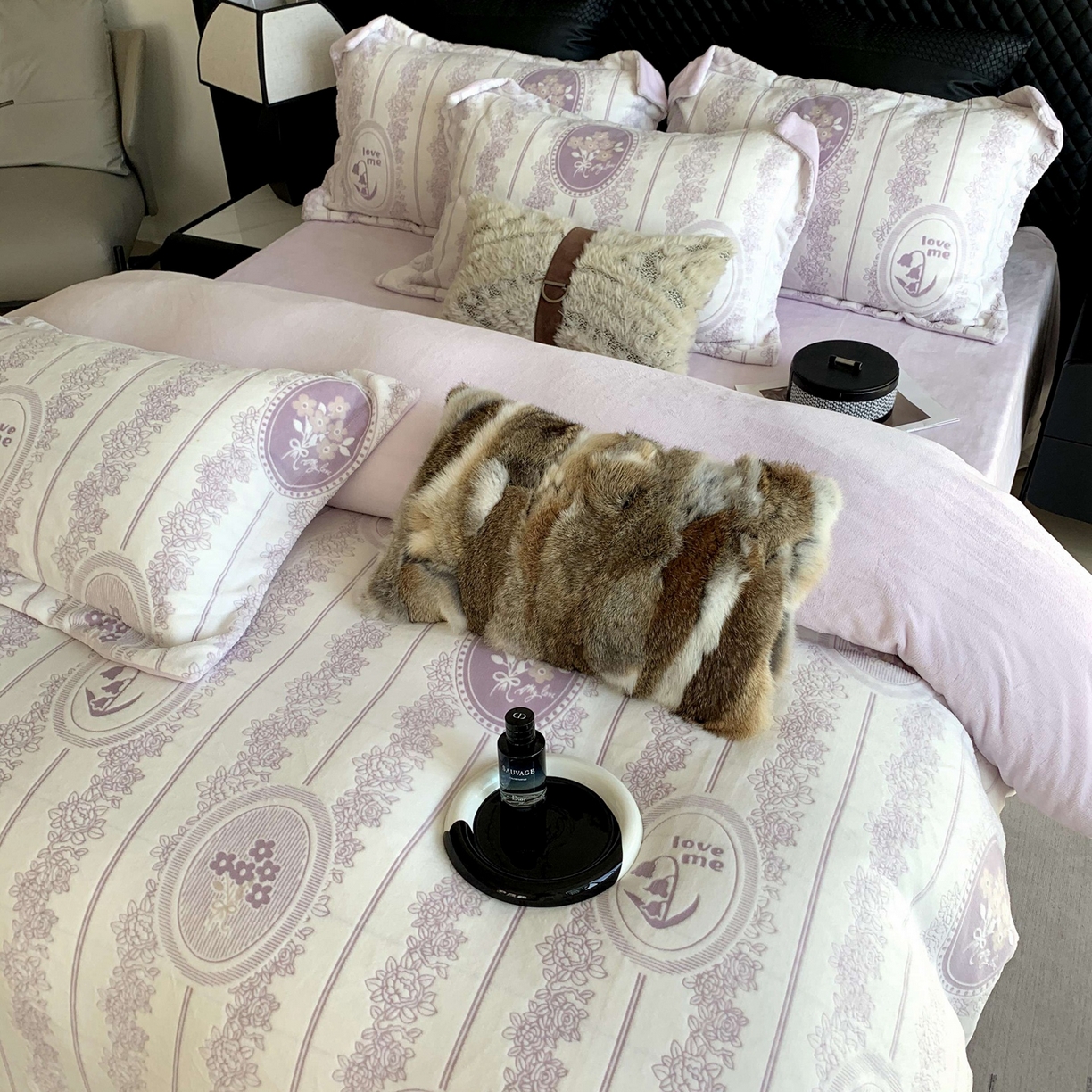 91家纺网 家纺一手货源 找家纺 莱豫家纺 2025秋冬新款加厚牛奶绒韩国雕花绒不静电不掉毛 艾美瑞紫