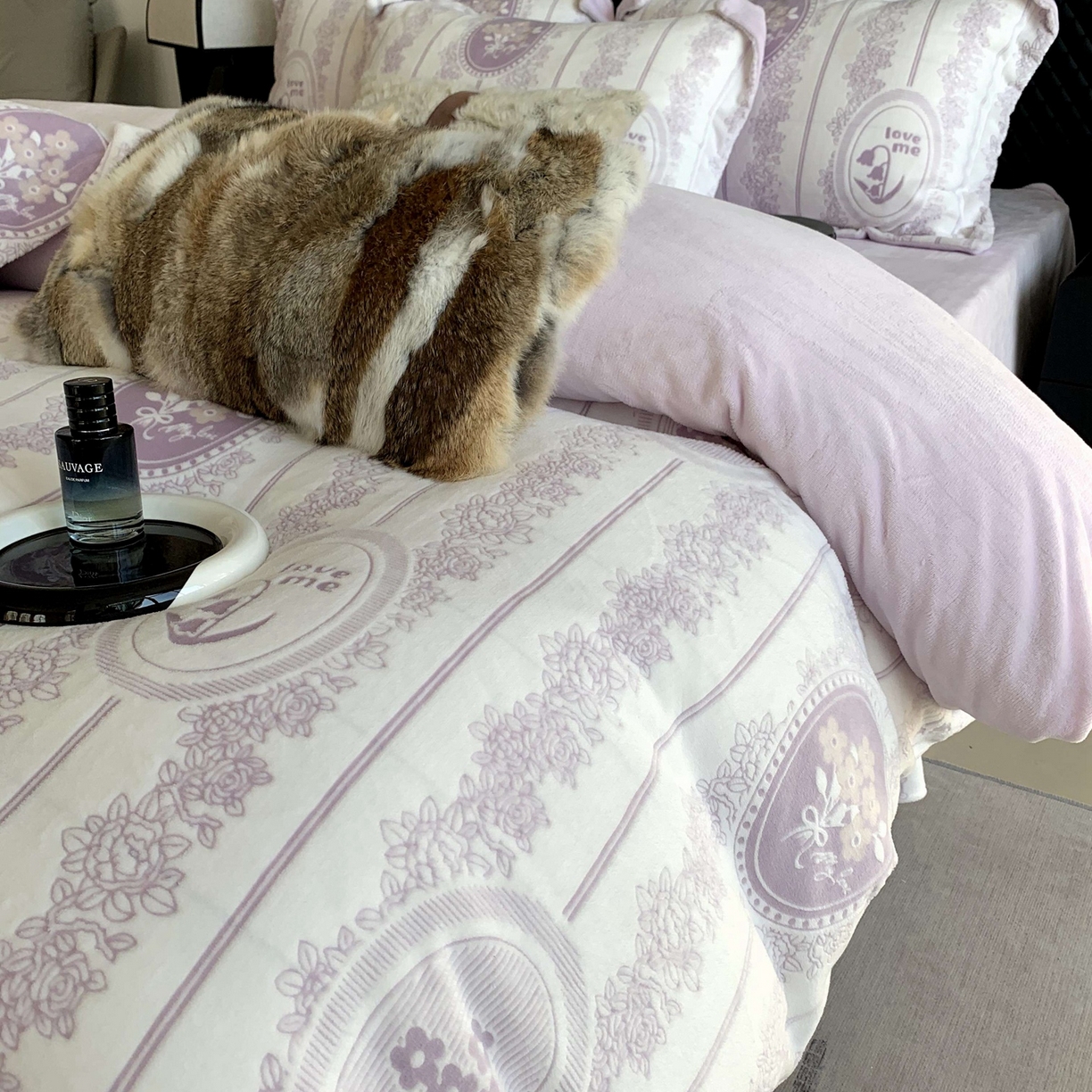 91家纺网 家纺一手货源 找家纺 莱豫家纺 2025秋冬新款加厚牛奶绒韩国雕花绒不静电不掉毛 艾美瑞紫