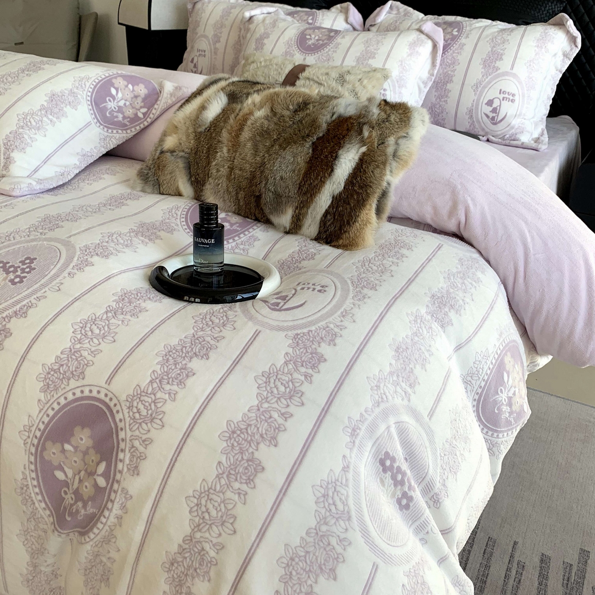 91家纺网 家纺一手货源 找家纺 莱豫家纺 2025秋冬新款加厚牛奶绒韩国雕花绒不静电不掉毛 艾美瑞紫