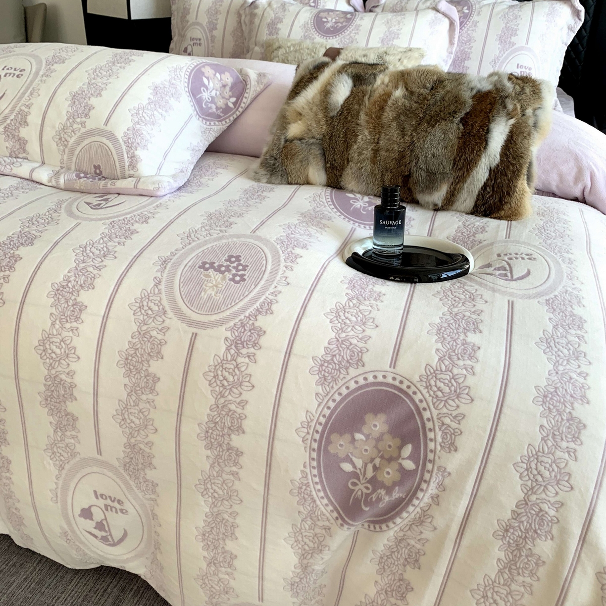 91家纺网 家纺一手货源 找家纺 莱豫家纺 2025秋冬新款加厚牛奶绒韩国雕花绒不静电不掉毛 艾美瑞紫