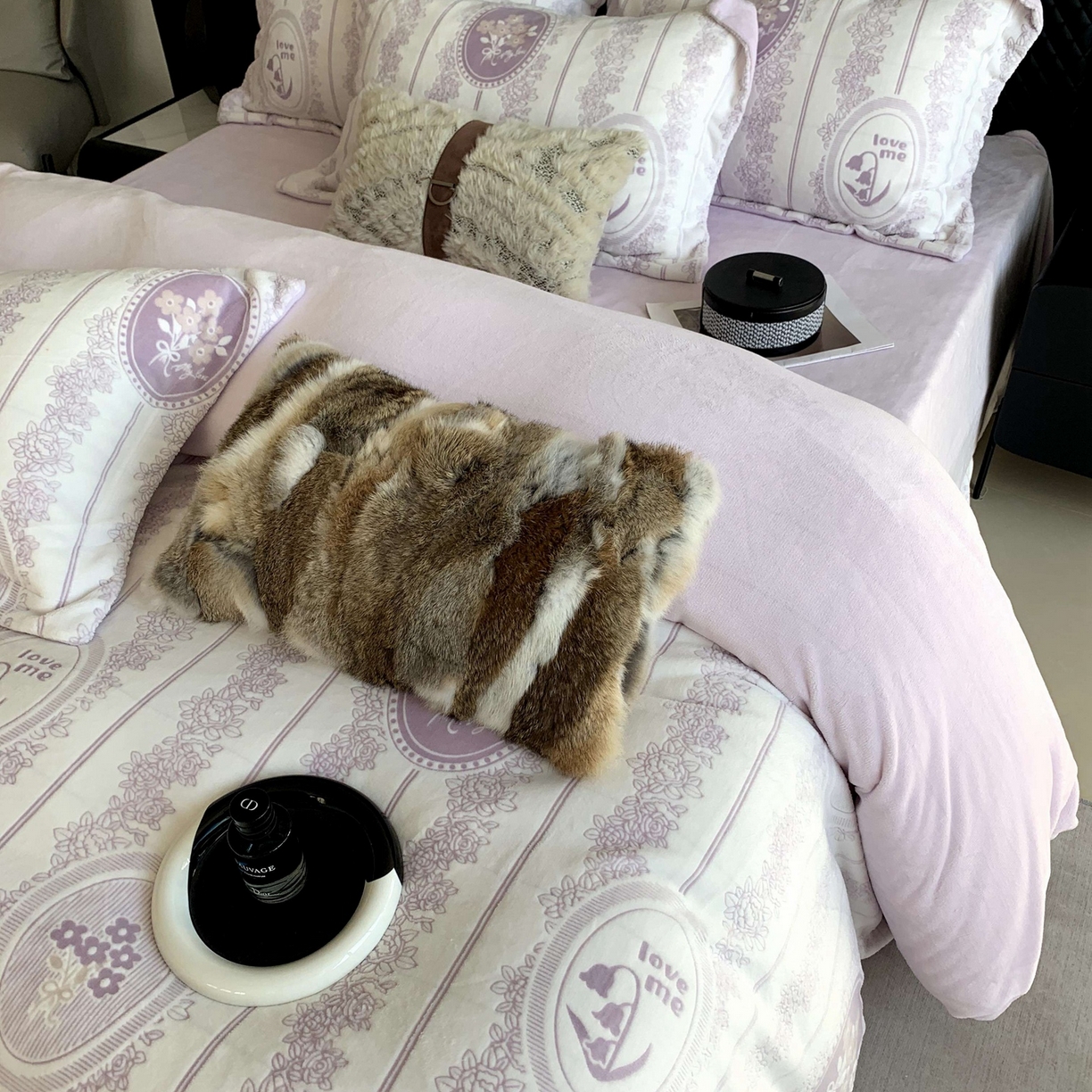 91家纺网 家纺一手货源 找家纺 莱豫家纺 2025秋冬新款加厚牛奶绒韩国雕花绒不静电不掉毛 艾美瑞紫