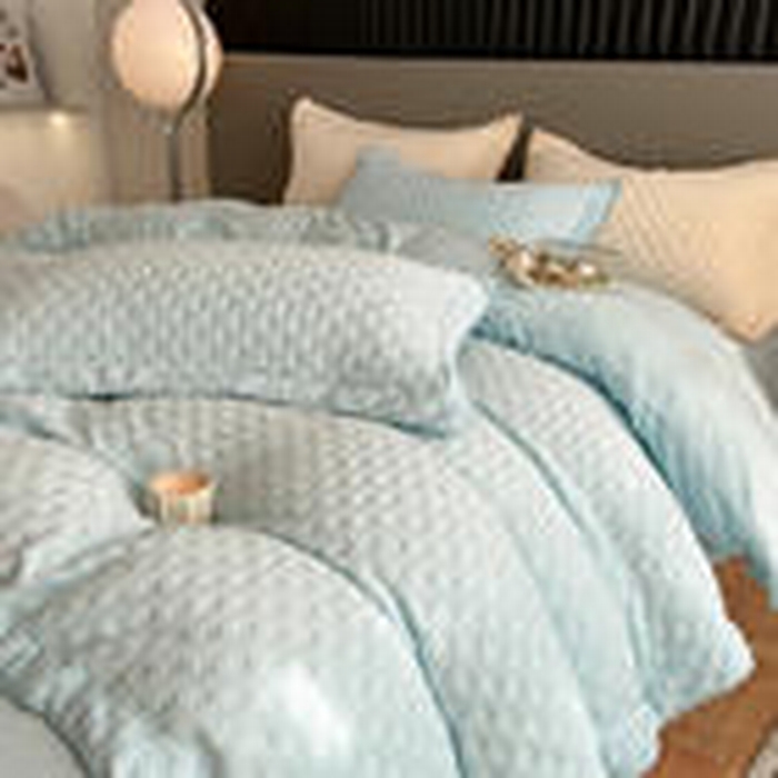 91家纺网 家纺一手货源 找家纺 艾佳 2025新款华夫格高克重牛奶绒雕花三角贝壳边工艺加厚保暖四件套 华夫格梦幻蓝