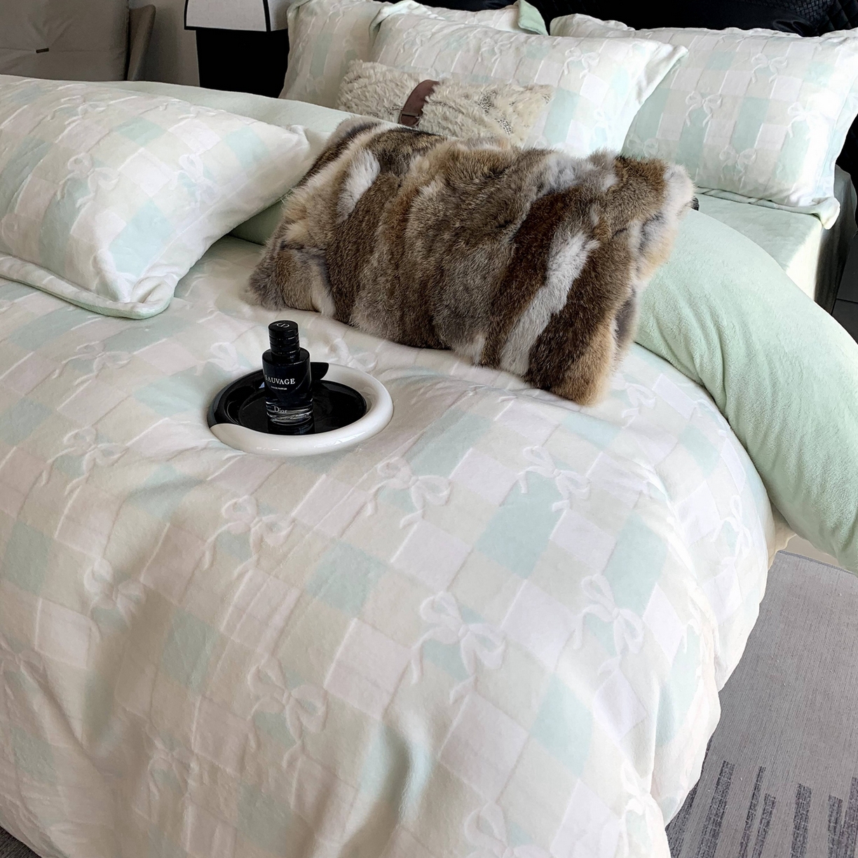 91家纺网 家纺一手货源 找家纺 莱豫家纺 2025秋冬新款加厚牛奶绒韩国雕花绒不静电不掉毛 蝴蝶结绿