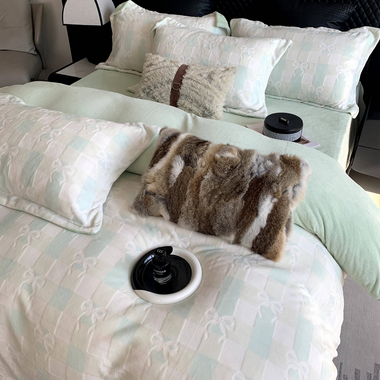 91家纺网 家纺一手货源 找家纺 莱豫家纺 2025秋冬新款加厚牛奶绒韩国雕花绒不静电不掉毛 蝴蝶结绿