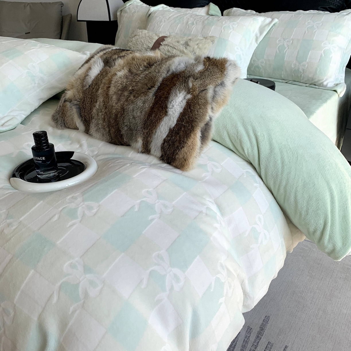 91家纺网 家纺一手货源 找家纺 莱豫家纺 2025秋冬新款加厚牛奶绒韩国雕花绒不静电不掉毛 蝴蝶结绿