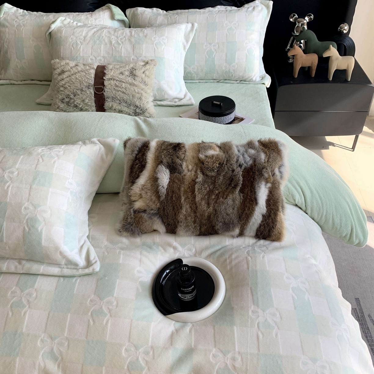 91家纺网 家纺一手货源 找家纺 莱豫家纺 2025秋冬新款加厚牛奶绒韩国雕花绒不静电不掉毛 蝴蝶结绿