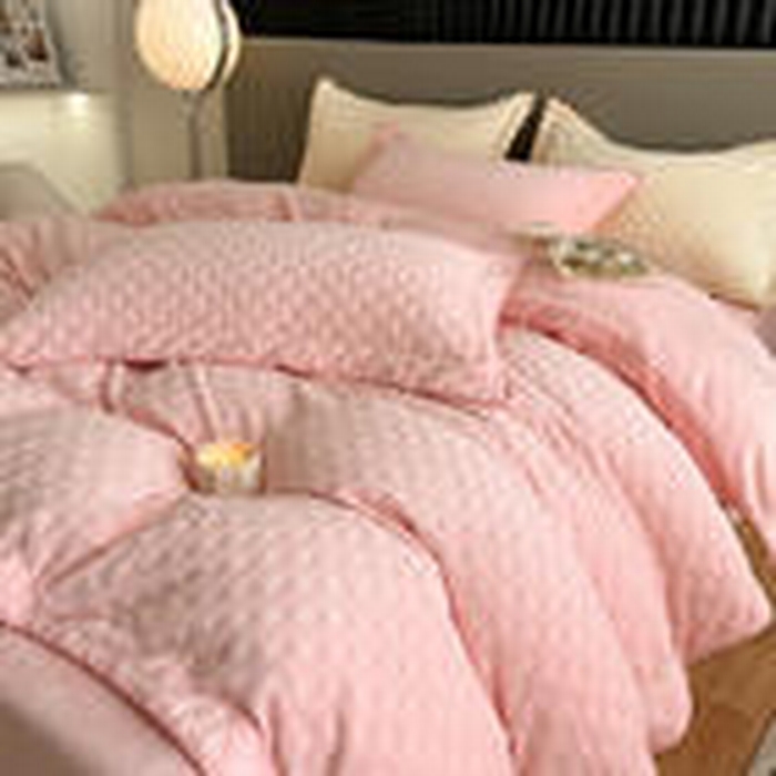 91家纺网 家纺一手货源 找家纺 艾佳 2025新款华夫格高克重牛奶绒雕花三角贝壳边工艺加厚保暖四件套 华夫格蜜桃粉
