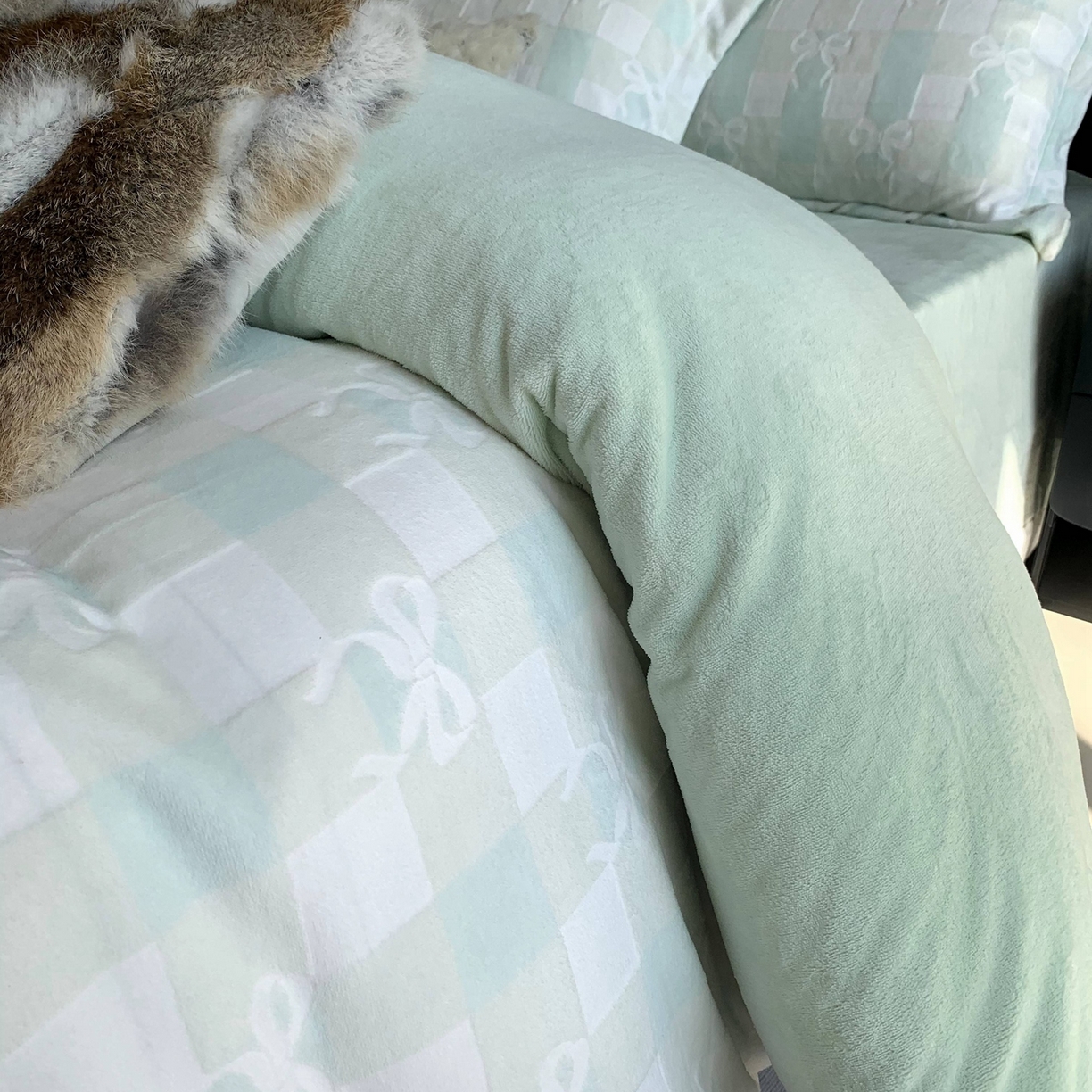 91家纺网 家纺一手货源 找家纺 莱豫家纺 2025秋冬新款加厚牛奶绒韩国雕花绒不静电不掉毛 蝴蝶结绿