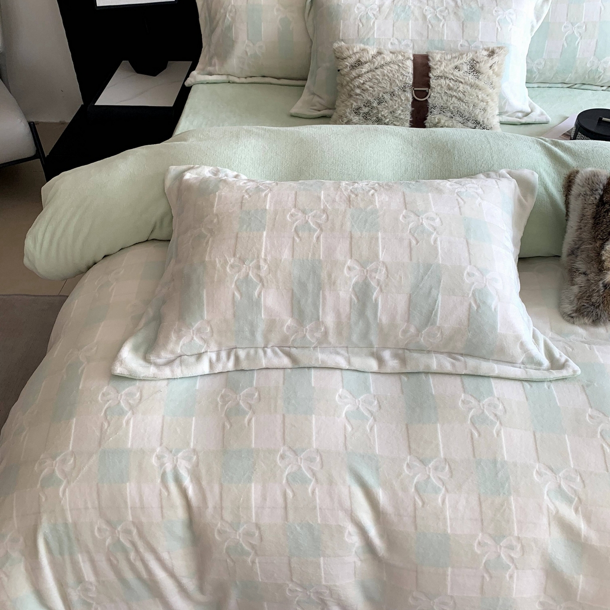 91家纺网 家纺一手货源 找家纺 莱豫家纺 2025秋冬新款加厚牛奶绒韩国雕花绒不静电不掉毛 蝴蝶结绿