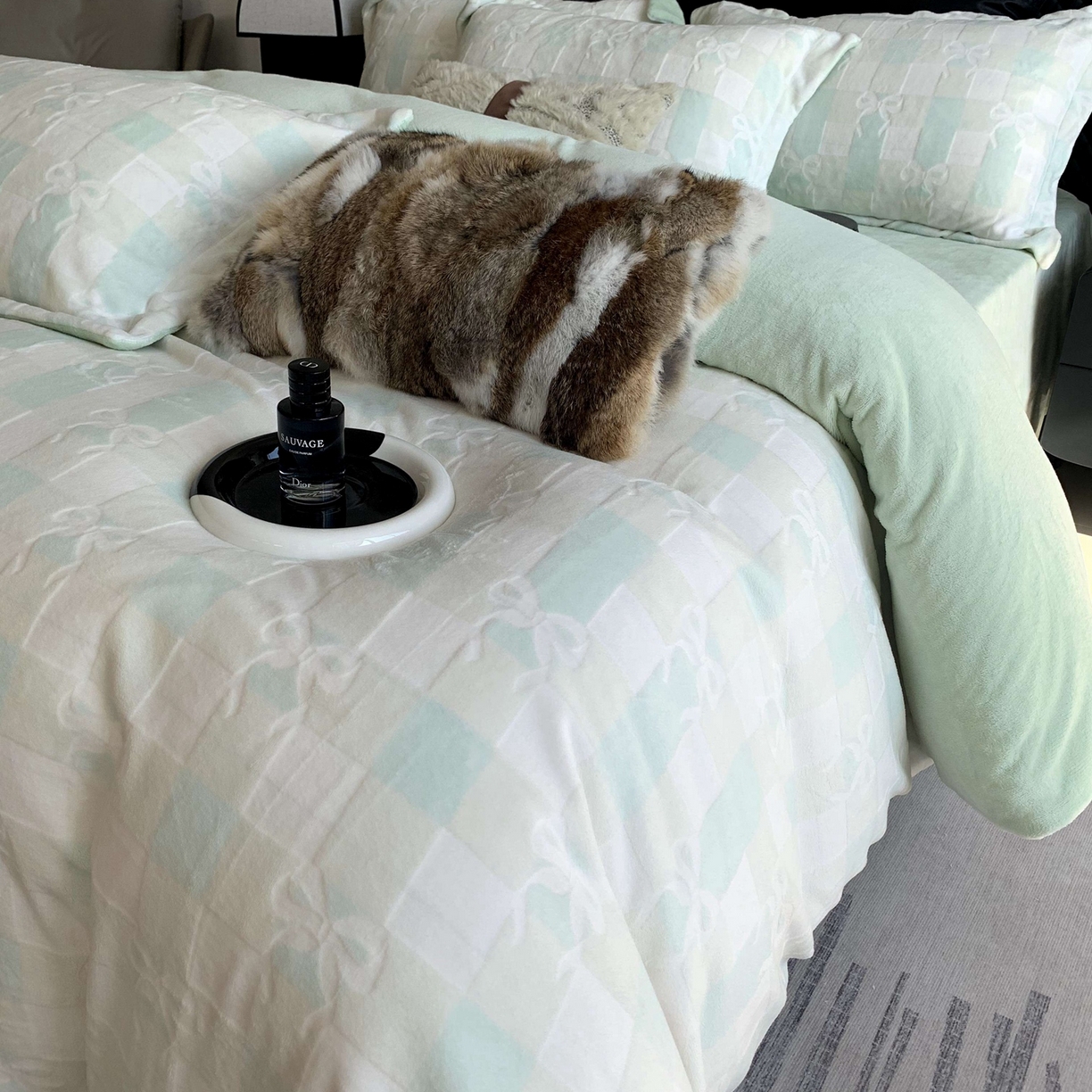 91家纺网 家纺一手货源 找家纺 莱豫家纺 2025秋冬新款加厚牛奶绒韩国雕花绒不静电不掉毛 蝴蝶结绿