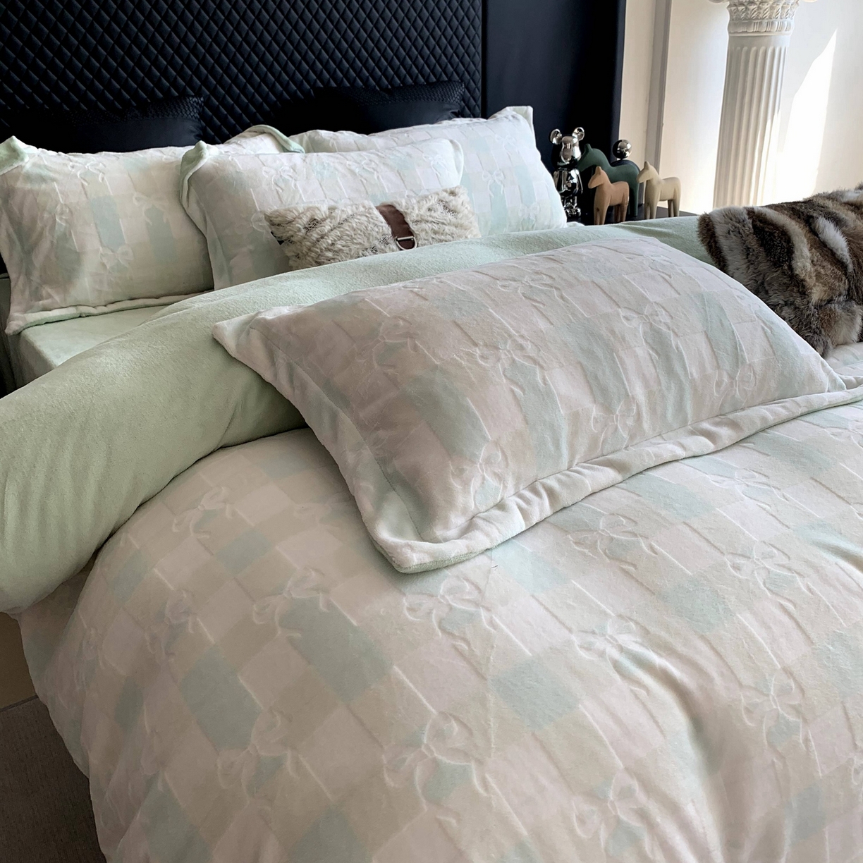 91家纺网 家纺一手货源 找家纺 莱豫家纺 2025秋冬新款加厚牛奶绒韩国雕花绒不静电不掉毛 蝴蝶结绿