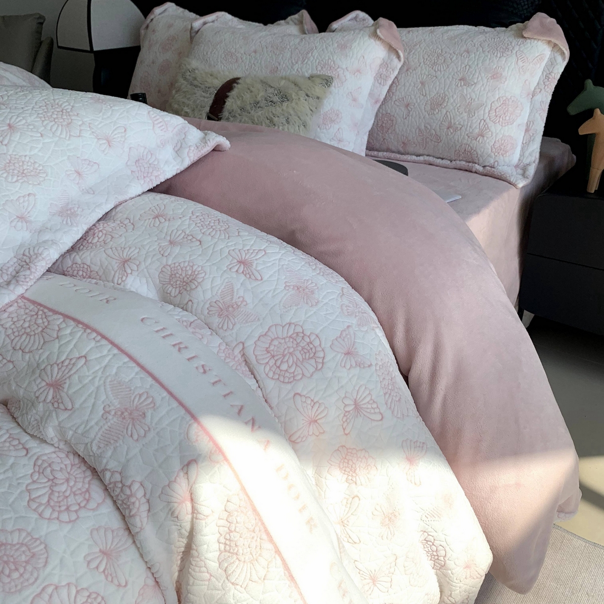 91家纺网 家纺一手货源 找家纺 莱豫家纺 2025秋冬新款加厚牛奶绒韩国雕花绒不静电不掉毛 蝴蝶之恋粉