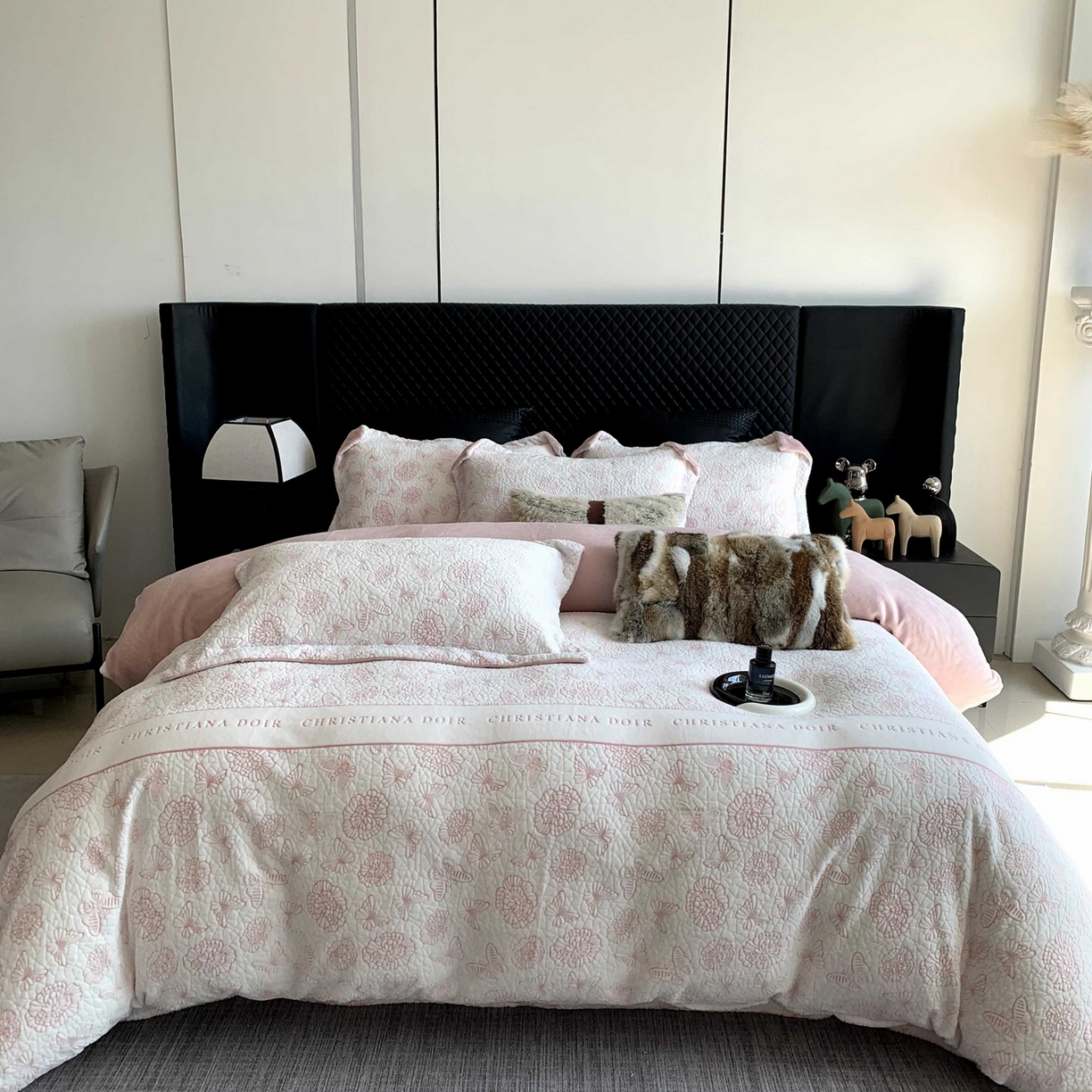 91家纺网 家纺一手货源 找家纺 莱豫家纺 2025秋冬新款加厚牛奶绒韩国雕花绒不静电不掉毛 蝴蝶之恋粉