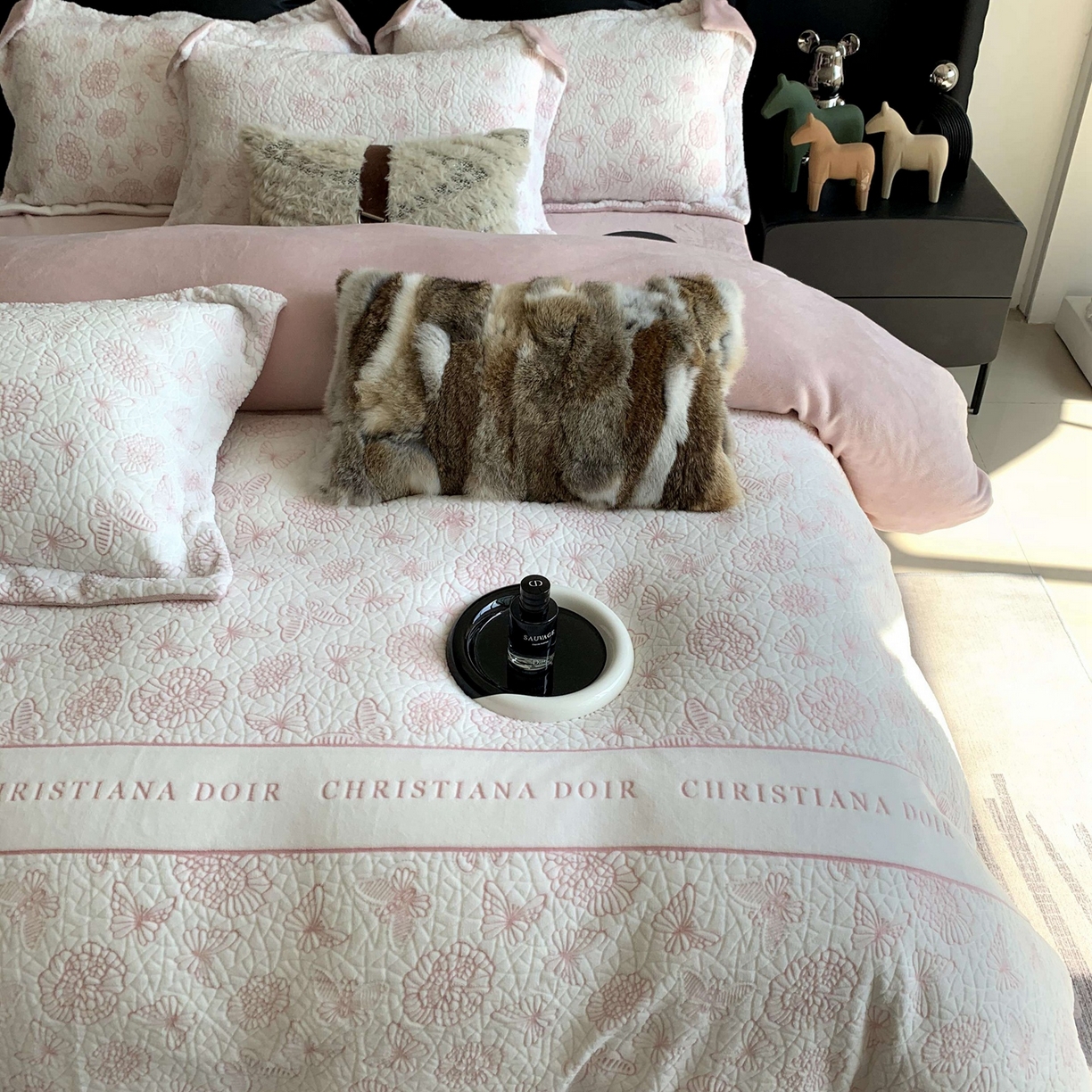 91家纺网 家纺一手货源 找家纺 莱豫家纺 2025秋冬新款加厚牛奶绒韩国雕花绒不静电不掉毛 蝴蝶之恋粉