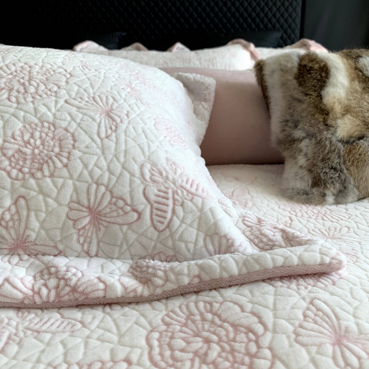 91家纺网 家纺一手货源 找家纺 莱豫家纺 2025秋冬新款加厚牛奶绒韩国雕花绒不静电不掉毛 蝴蝶之恋粉