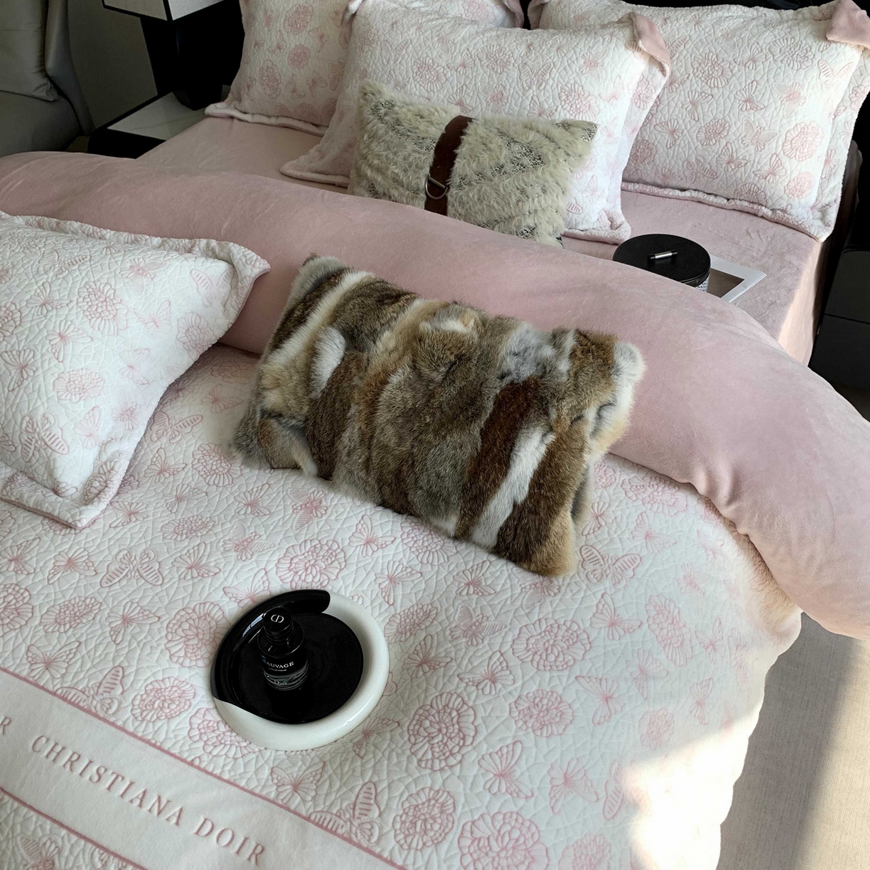 91家纺网 家纺一手货源 找家纺 莱豫家纺 2025秋冬新款加厚牛奶绒韩国雕花绒不静电不掉毛 蝴蝶之恋粉