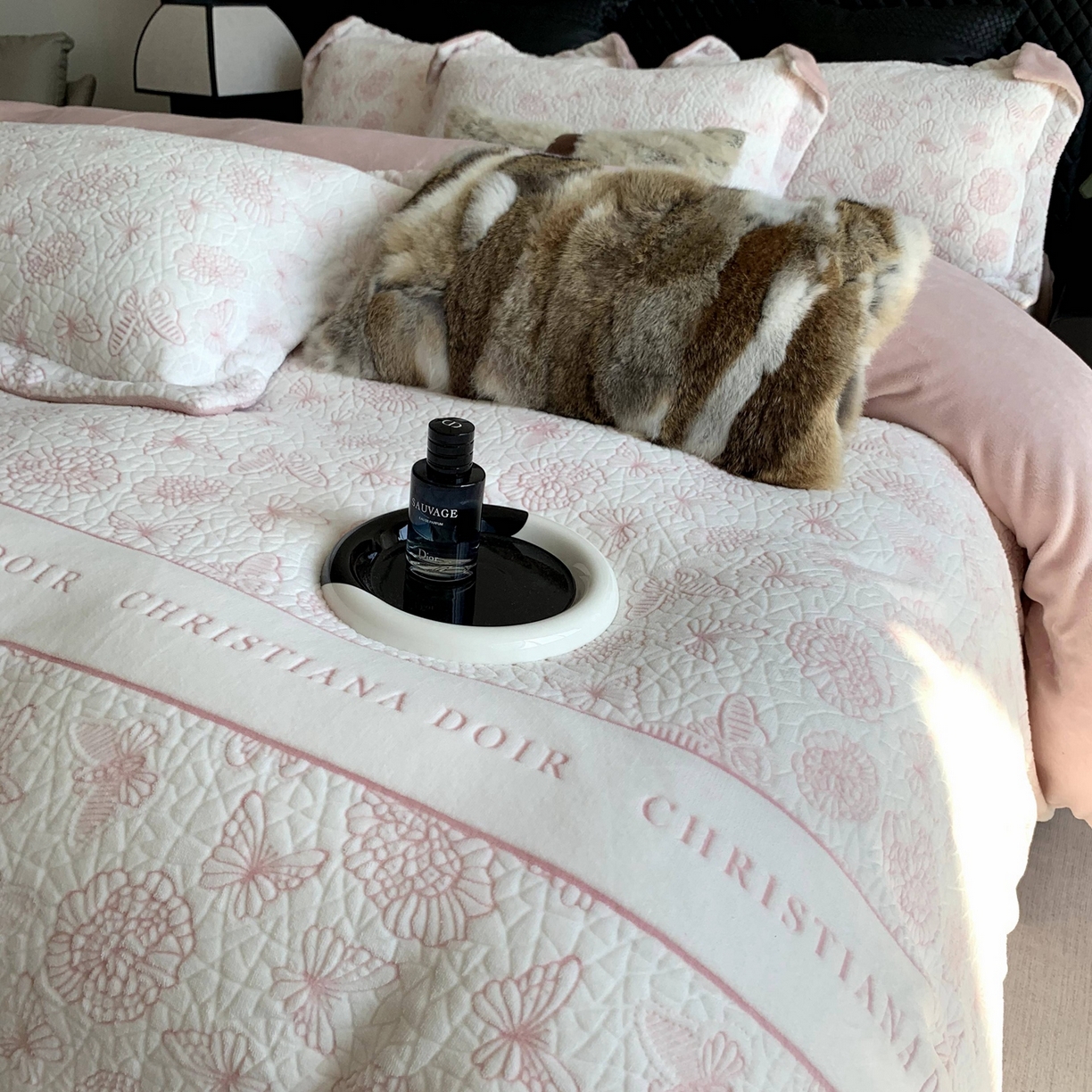 91家纺网 家纺一手货源 找家纺 莱豫家纺 2025秋冬新款加厚牛奶绒韩国雕花绒不静电不掉毛 蝴蝶之恋粉