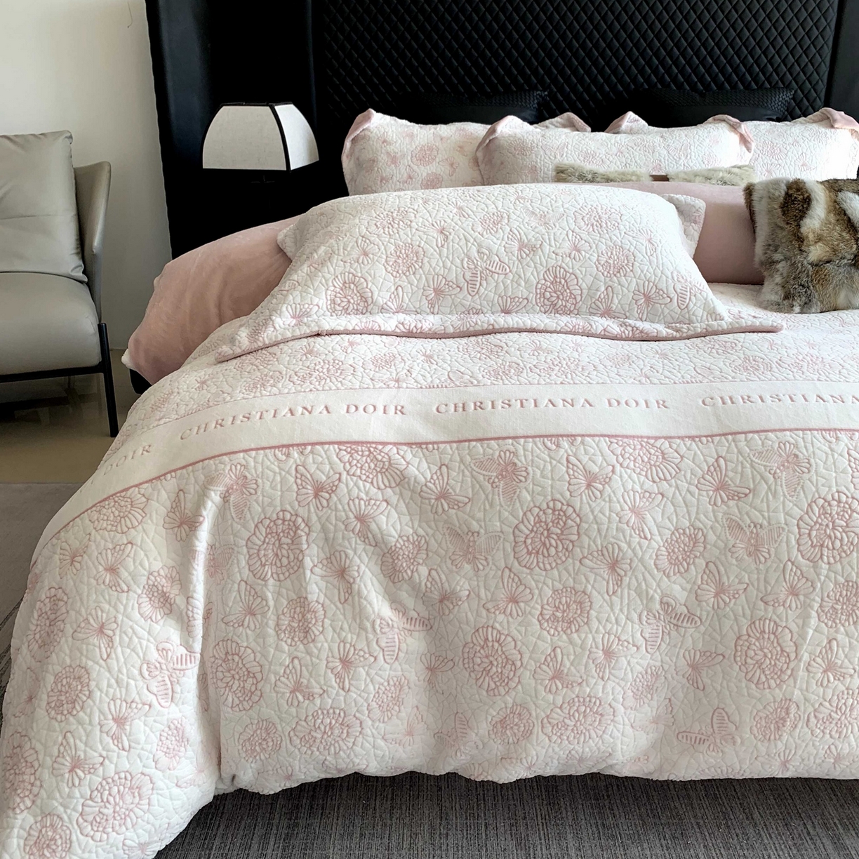 91家纺网 家纺一手货源 找家纺 莱豫家纺 2025秋冬新款加厚牛奶绒韩国雕花绒不静电不掉毛 蝴蝶之恋粉