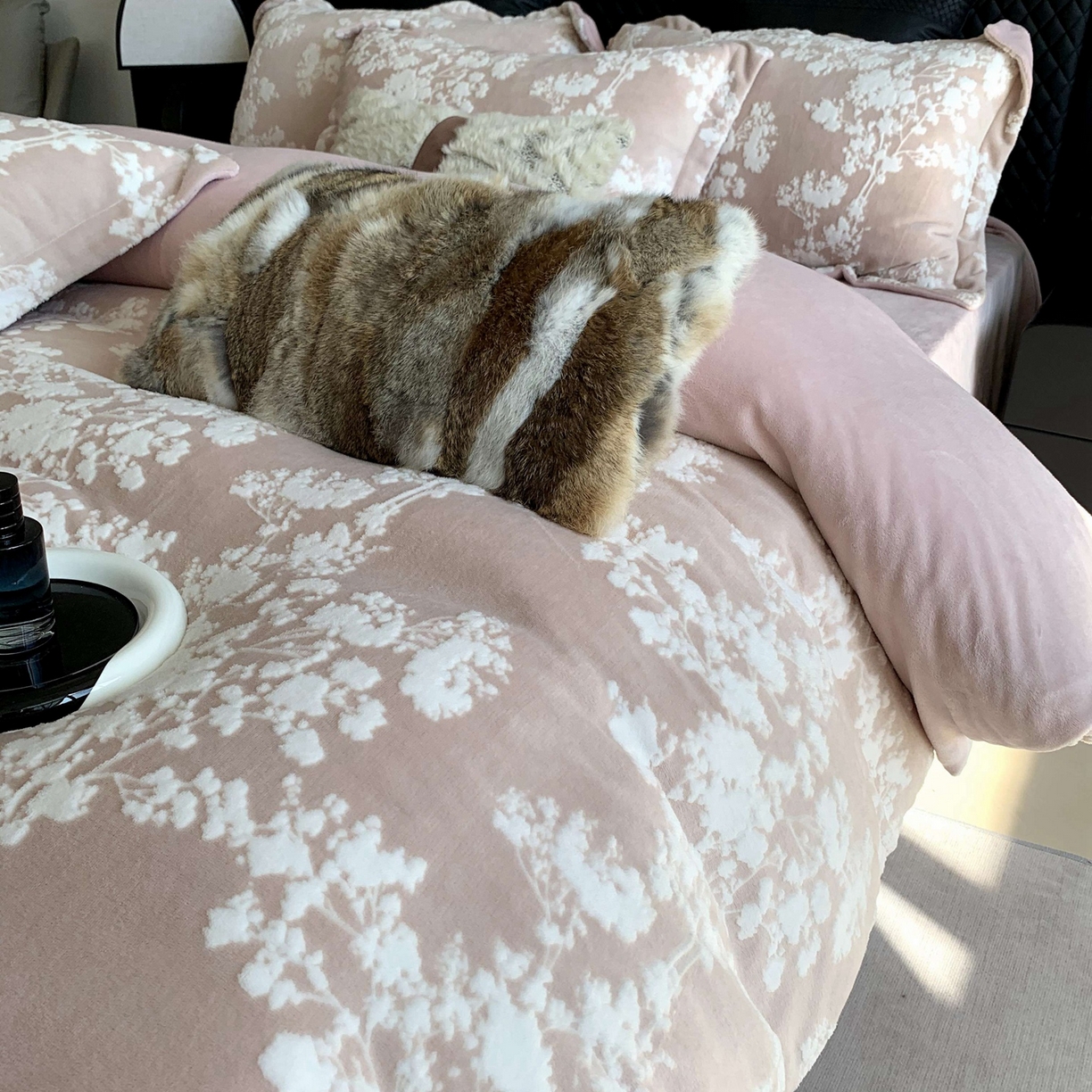 91家纺网 家纺一手货源 找家纺 莱豫家纺 2025秋冬新款加厚牛奶绒韩国雕花绒不静电不掉毛 画意枝头粉