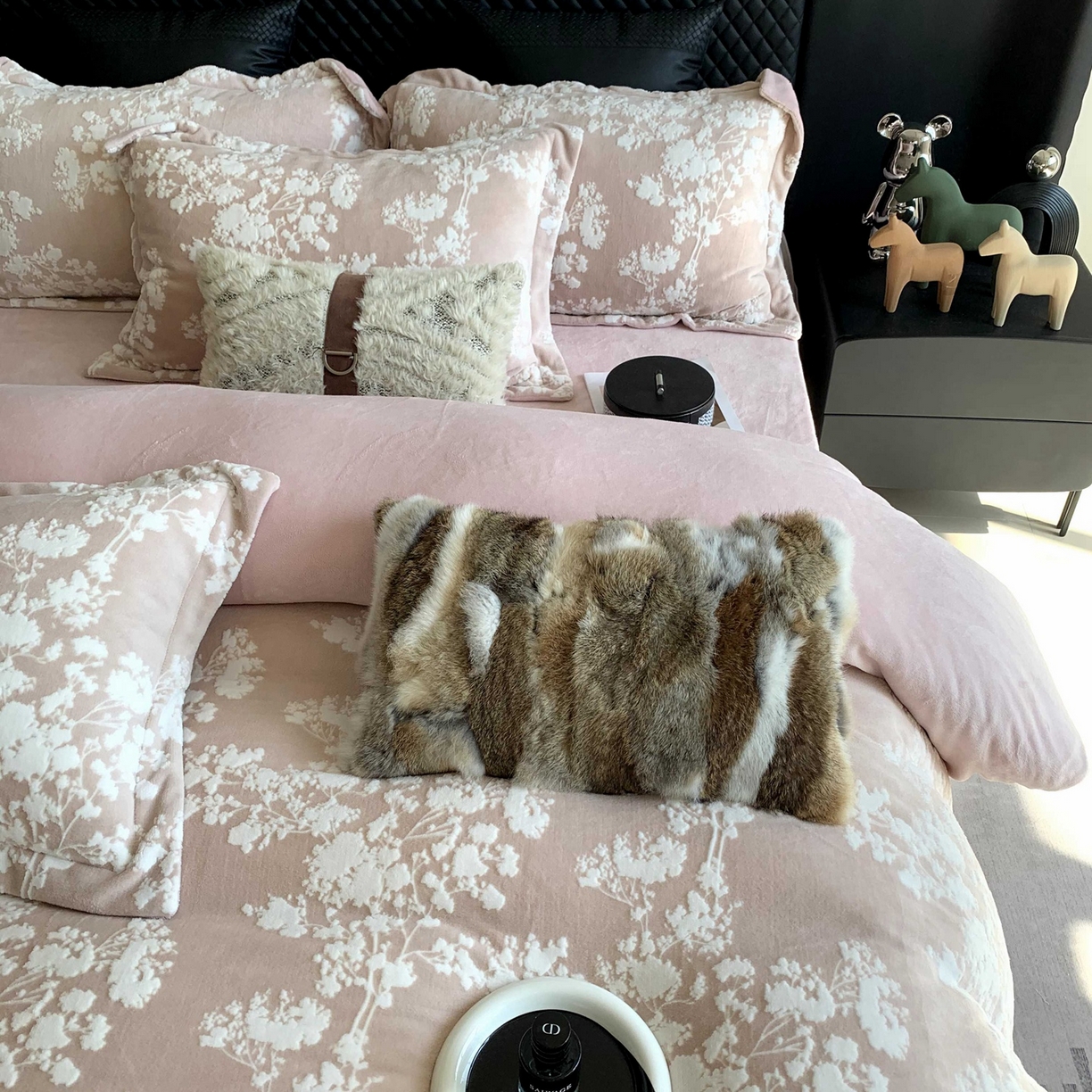 91家纺网 家纺一手货源 找家纺 莱豫家纺 2025秋冬新款加厚牛奶绒韩国雕花绒不静电不掉毛 画意枝头粉