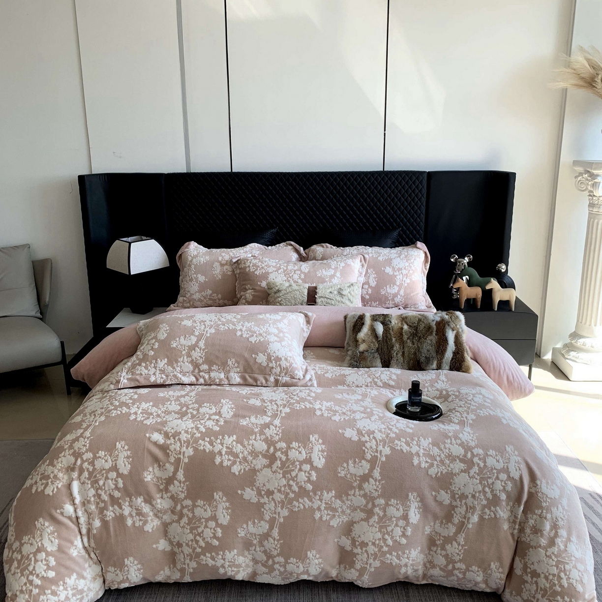 91家纺网 家纺一手货源 找家纺 莱豫家纺 2025秋冬新款加厚牛奶绒韩国雕花绒不静电不掉毛 画意枝头粉