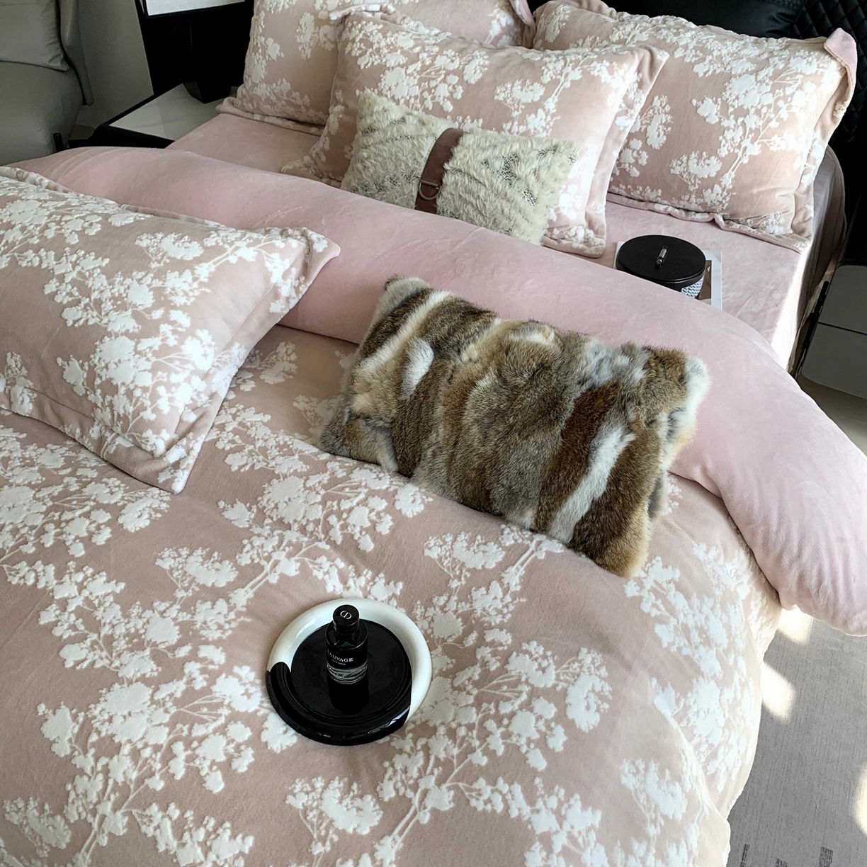 91家纺网 家纺一手货源 找家纺 莱豫家纺 2025秋冬新款加厚牛奶绒韩国雕花绒不静电不掉毛 画意枝头粉