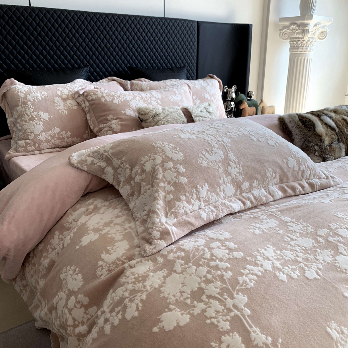 91家纺网 家纺一手货源 找家纺 莱豫家纺 2025秋冬新款加厚牛奶绒韩国雕花绒不静电不掉毛 画意枝头粉