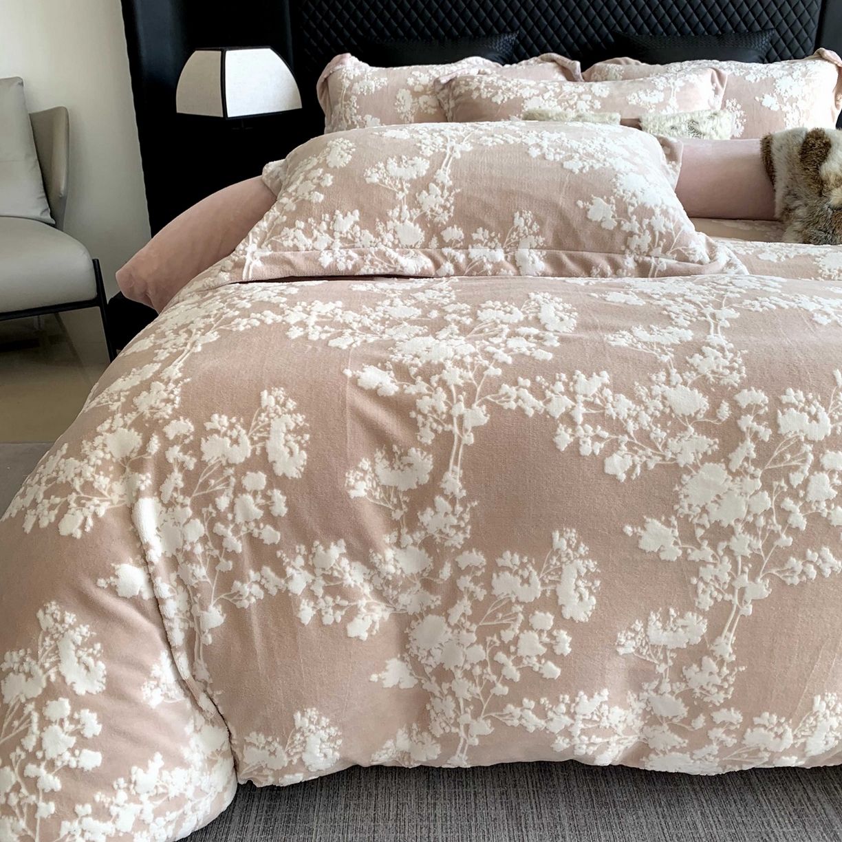 91家纺网 家纺一手货源 找家纺 莱豫家纺 2025秋冬新款加厚牛奶绒韩国雕花绒不静电不掉毛 画意枝头粉